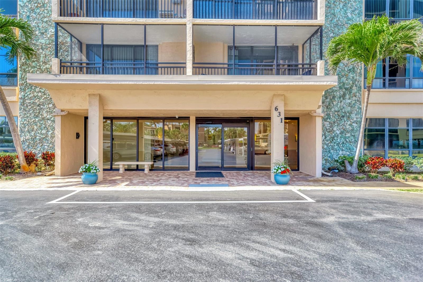 Image 4 of 74 For 631 Alhambra Road 1004