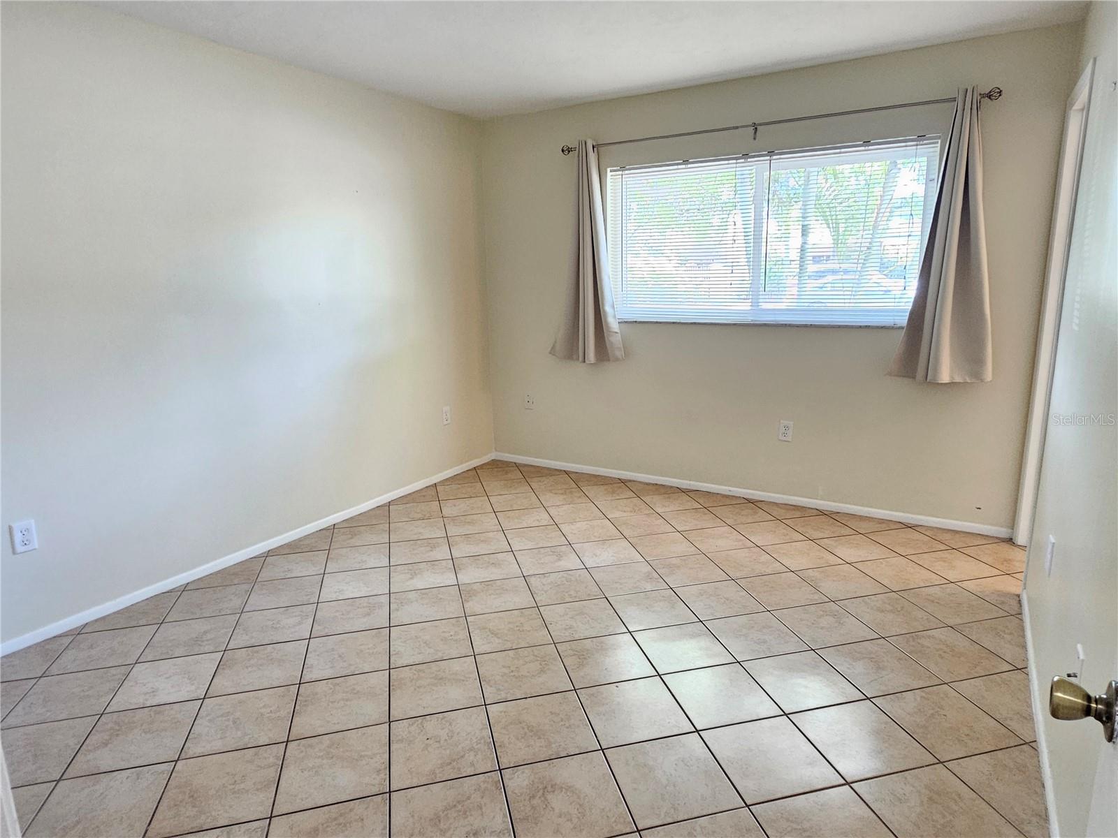 Image 19 of 31 For 105 Base Avenue E