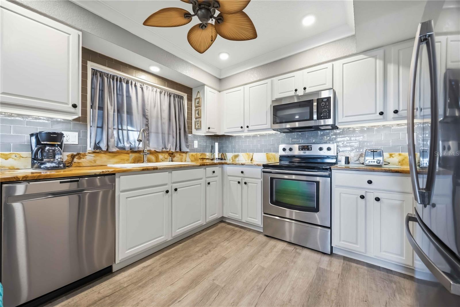 Image 20 of 60 For 23465 Harborview Road 231