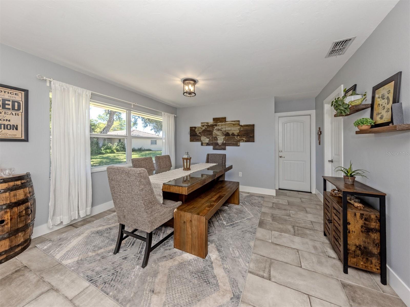 Image 17 of 27 For 511 Rubens Drive 511