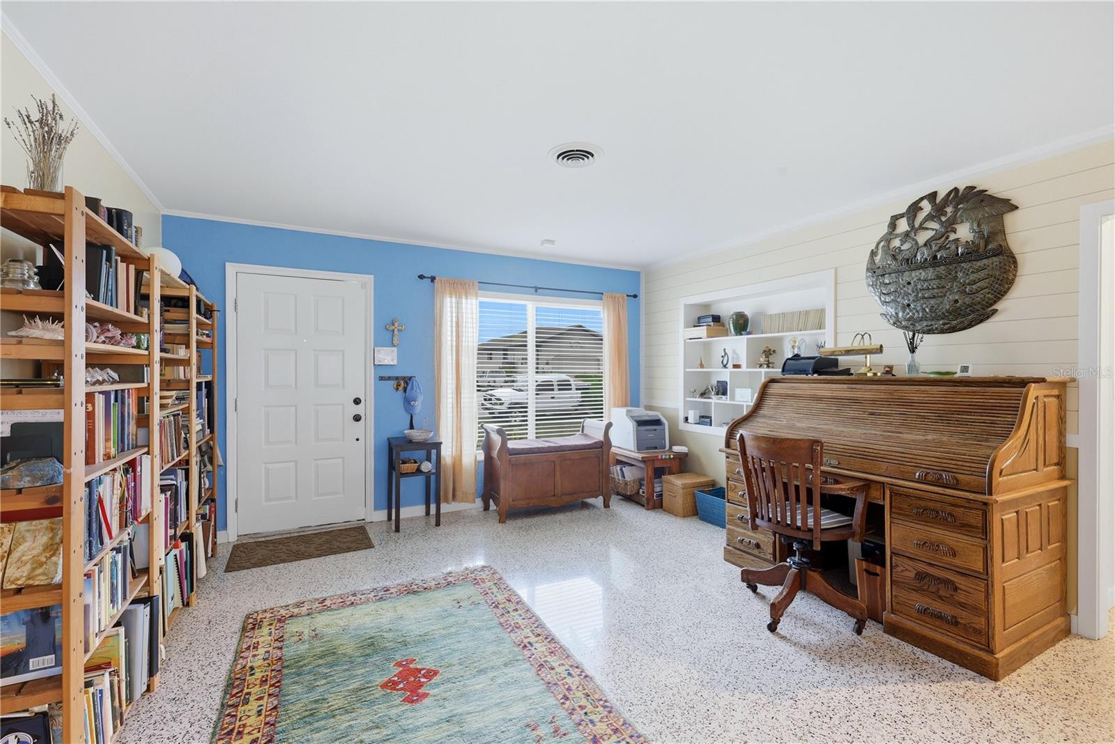 Image 10 of 52 For 704 Portia Street N