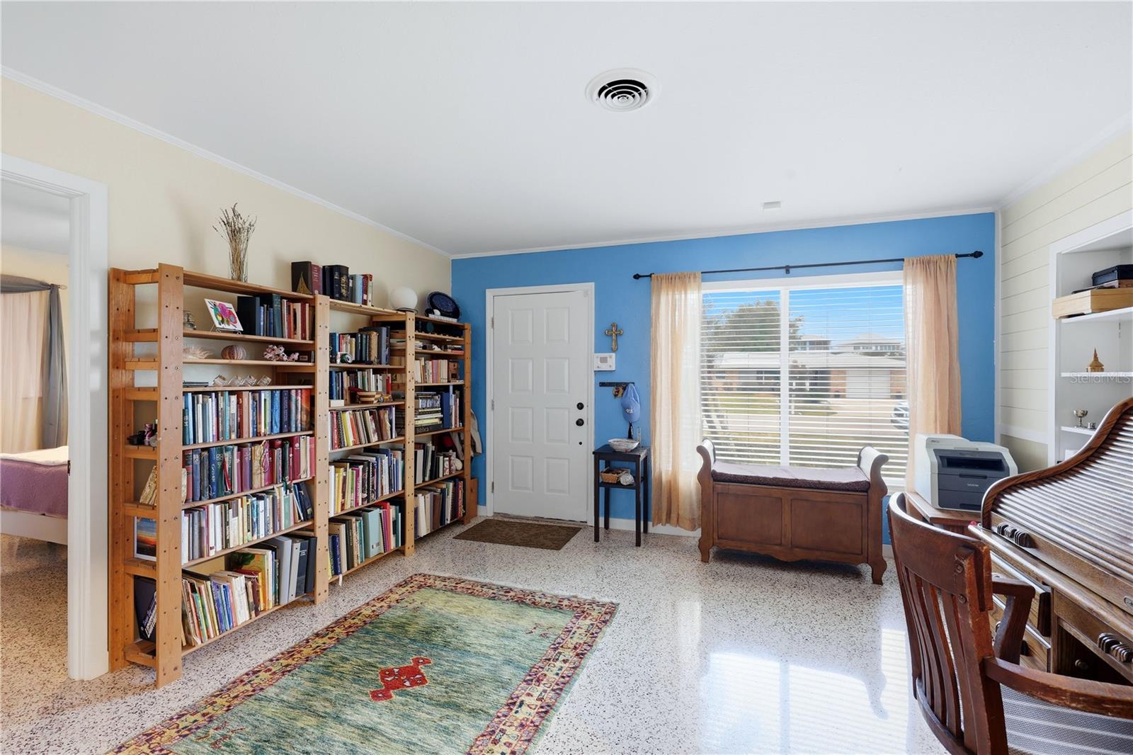 Image 11 of 52 For 704 Portia Street N