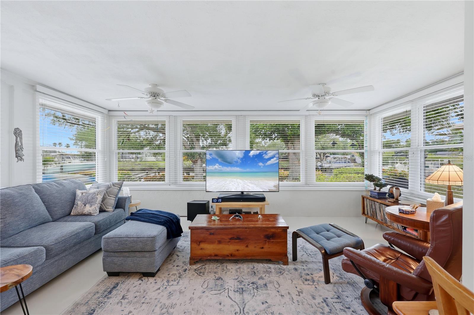 Image 13 of 52 For 704 Portia Street N