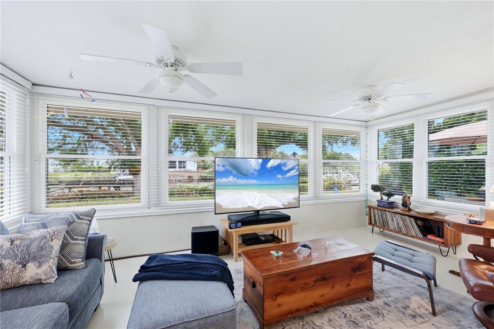 Image 14 of 52 For 704 Portia Street N