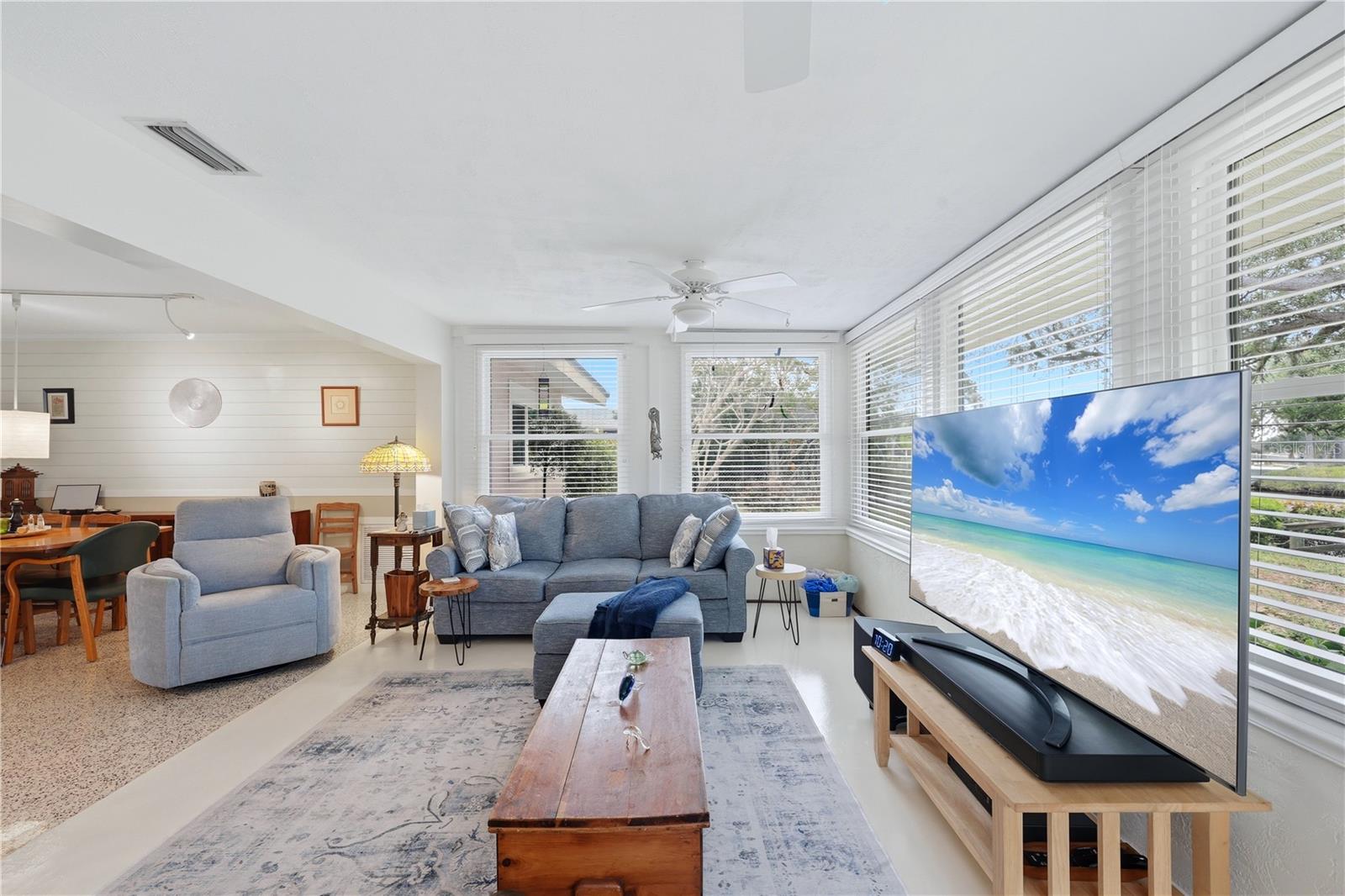 Image 15 of 52 For 704 Portia Street N