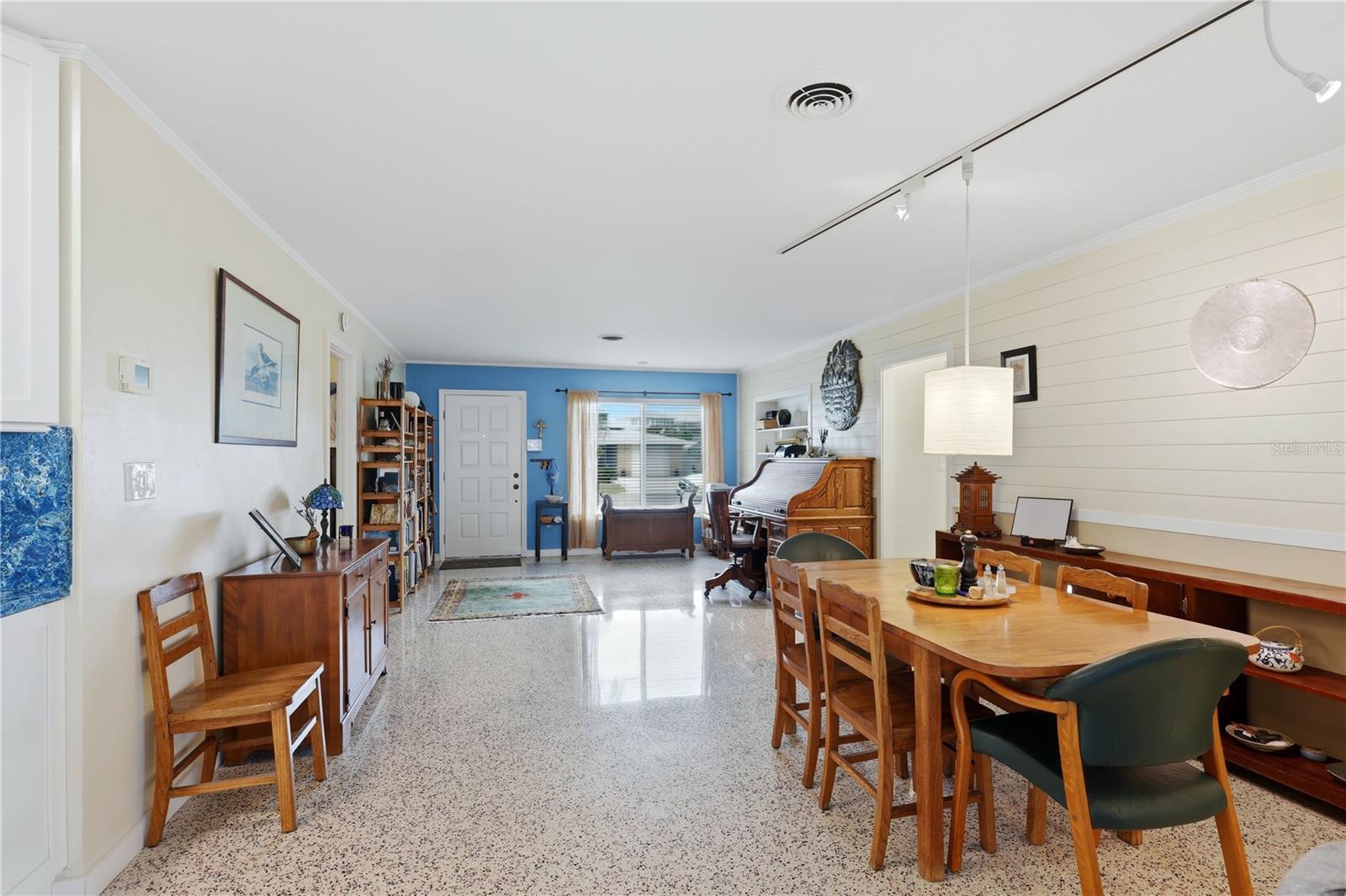 Image 16 of 52 For 704 Portia Street N