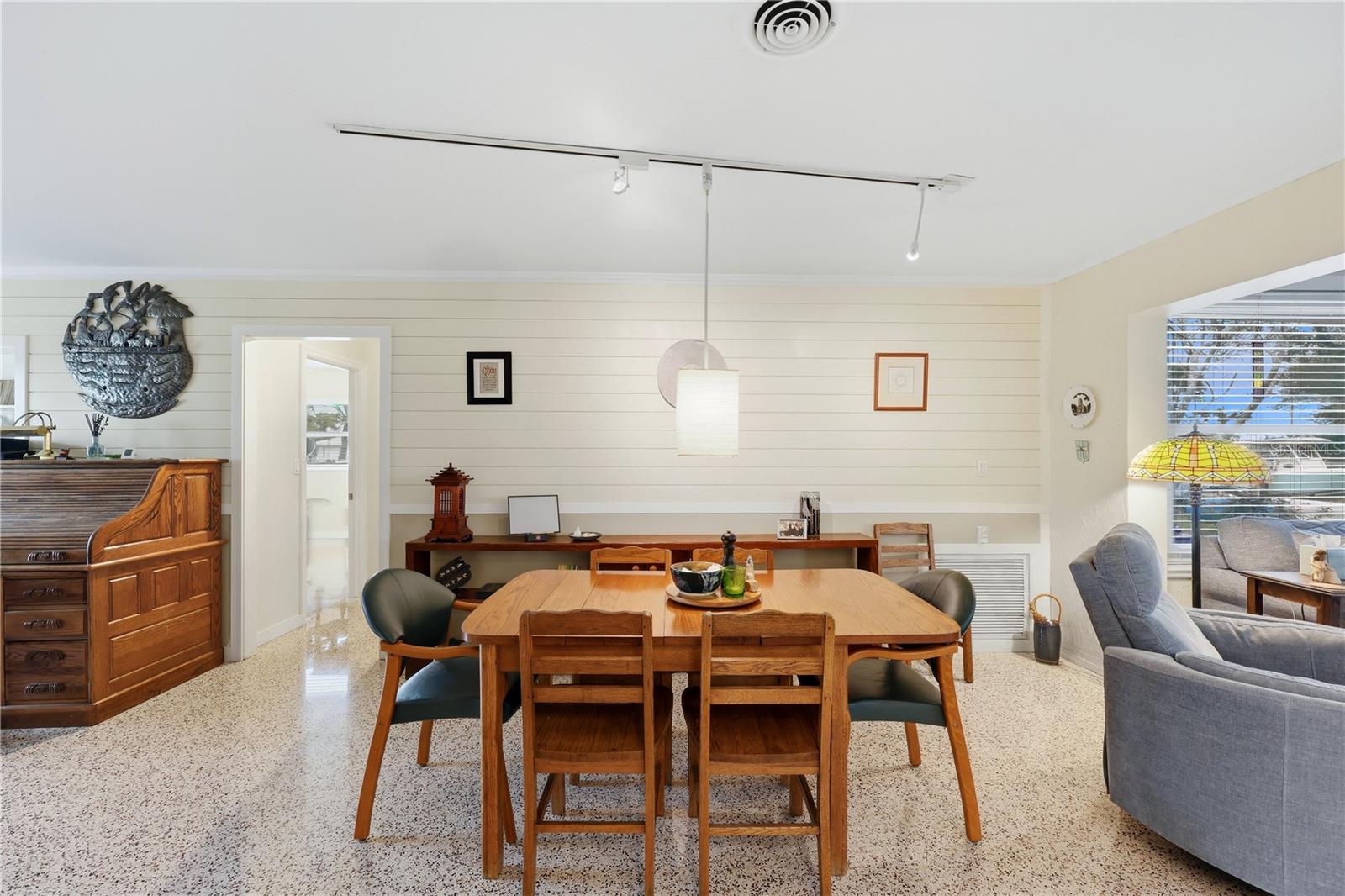 Image 17 of 52 For 704 Portia Street N