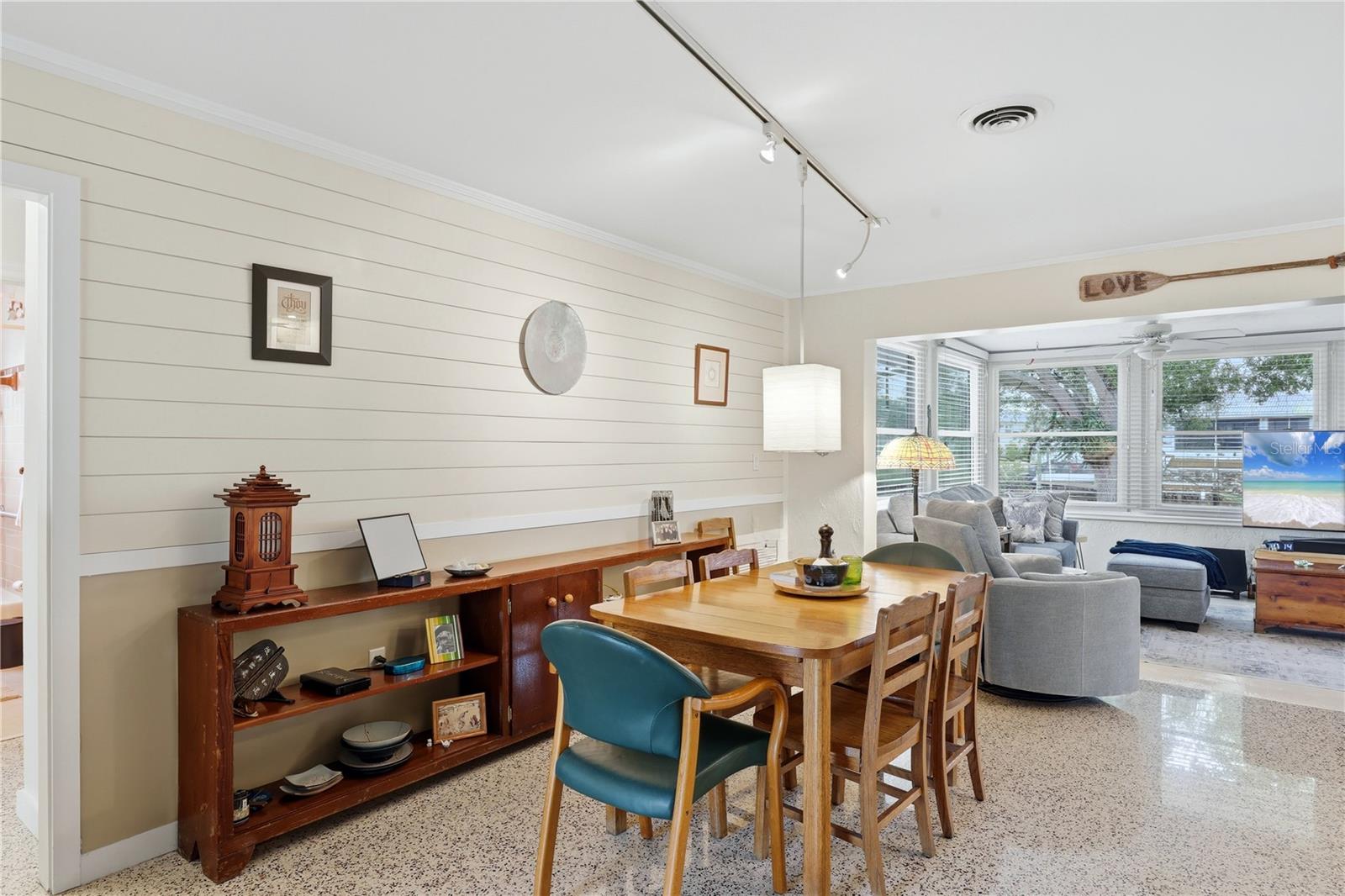 Image 18 of 52 For 704 Portia Street N