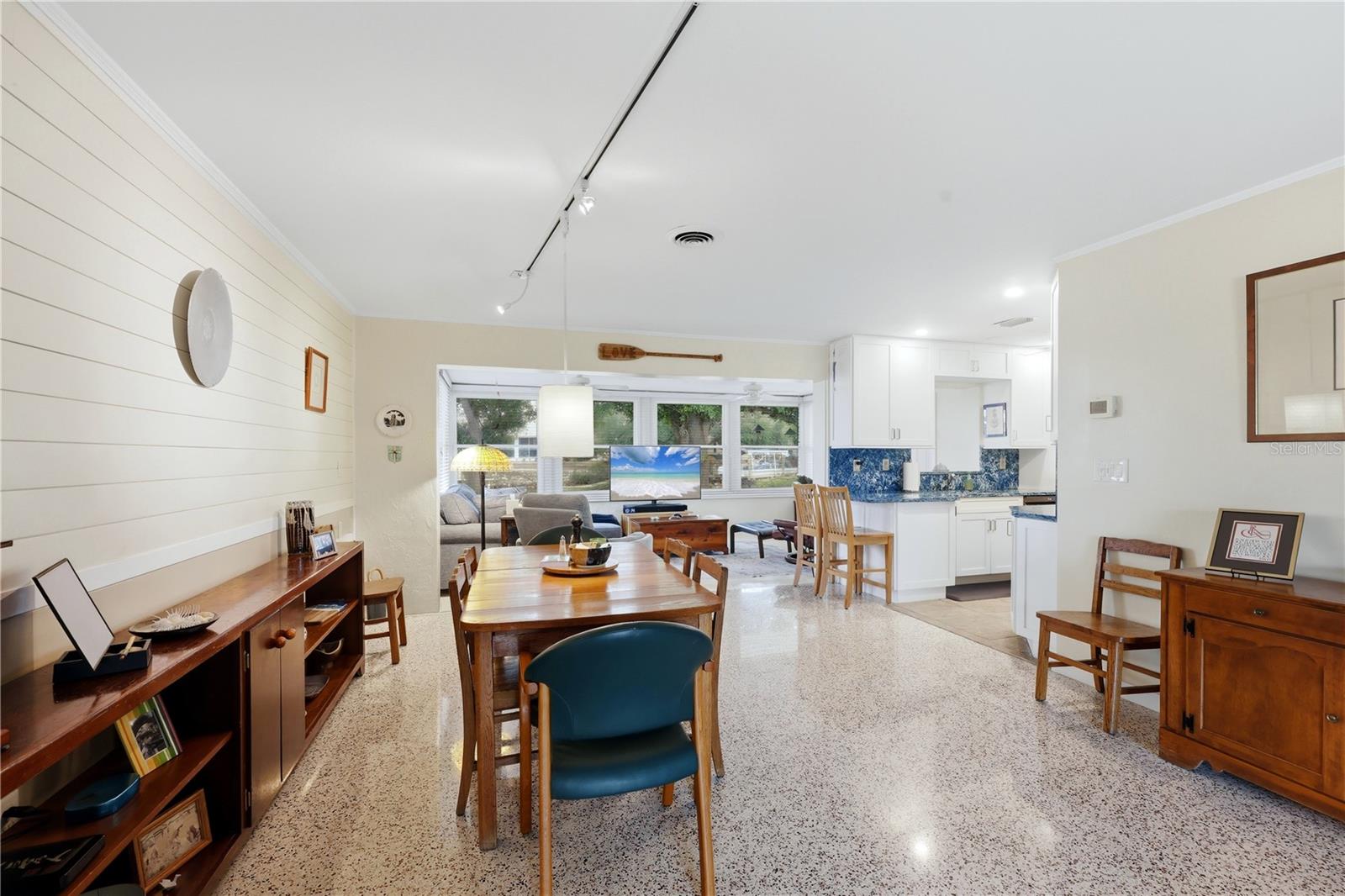 Image 19 of 52 For 704 Portia Street N