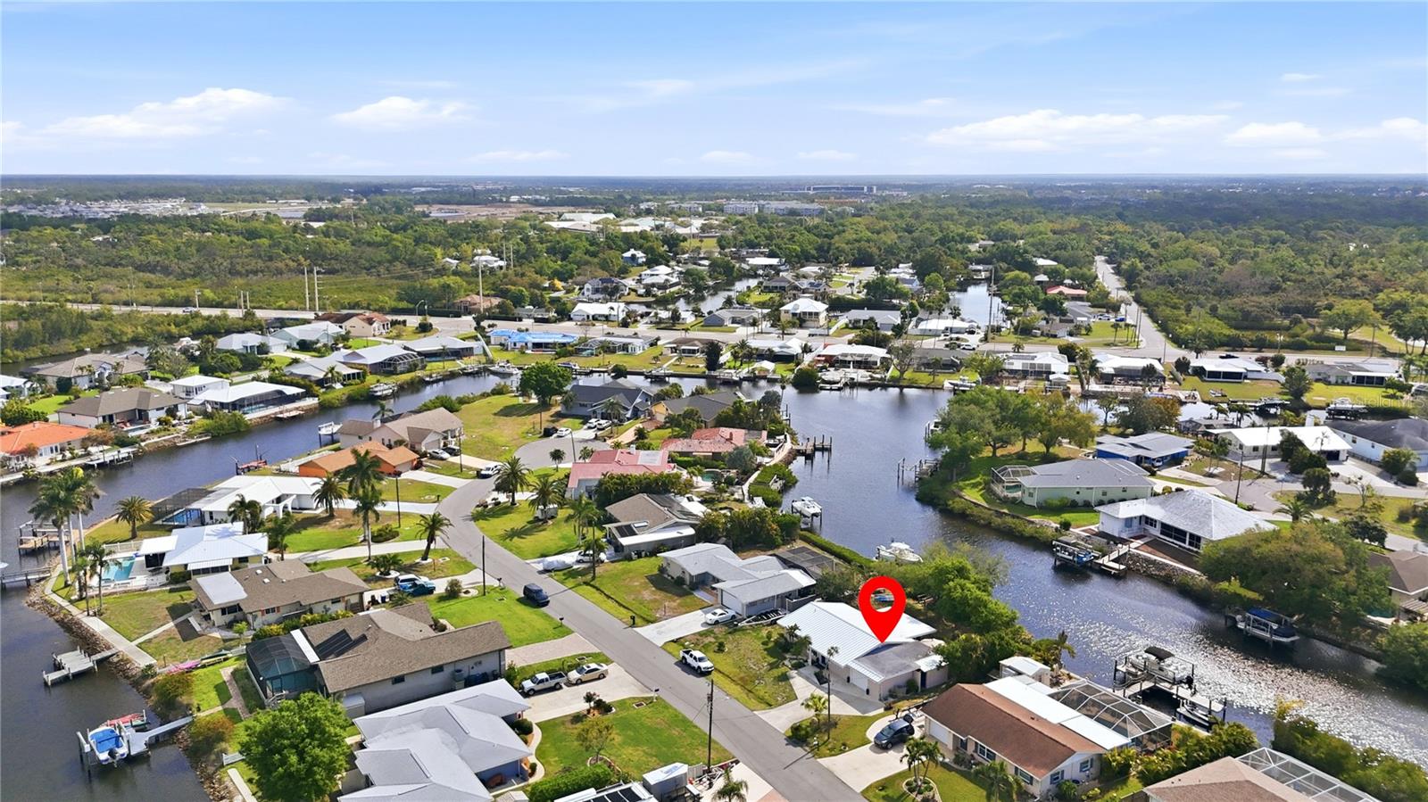 Image 2 of 52 For 704 Portia Street N