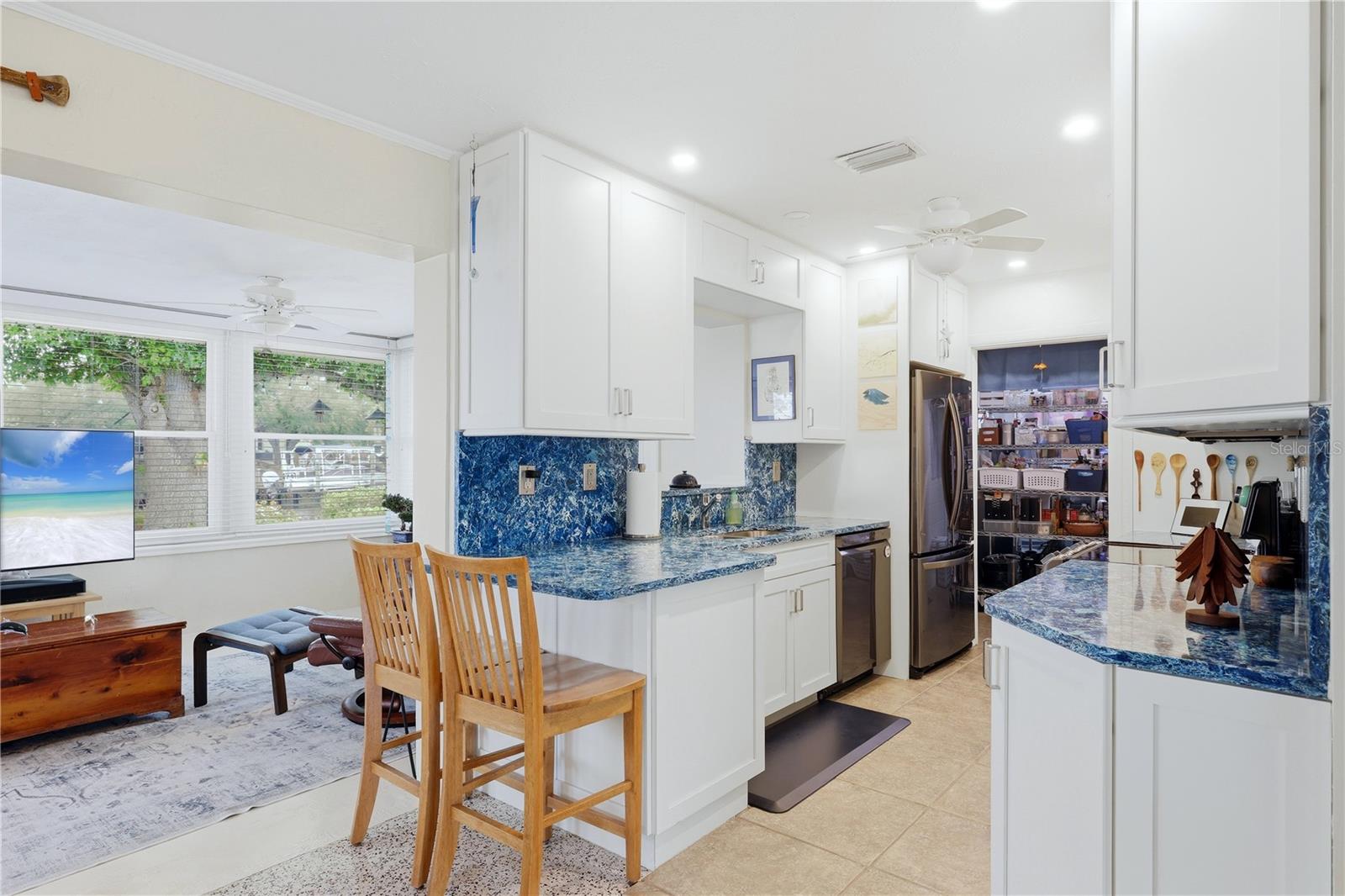 Image 20 of 52 For 704 Portia Street N