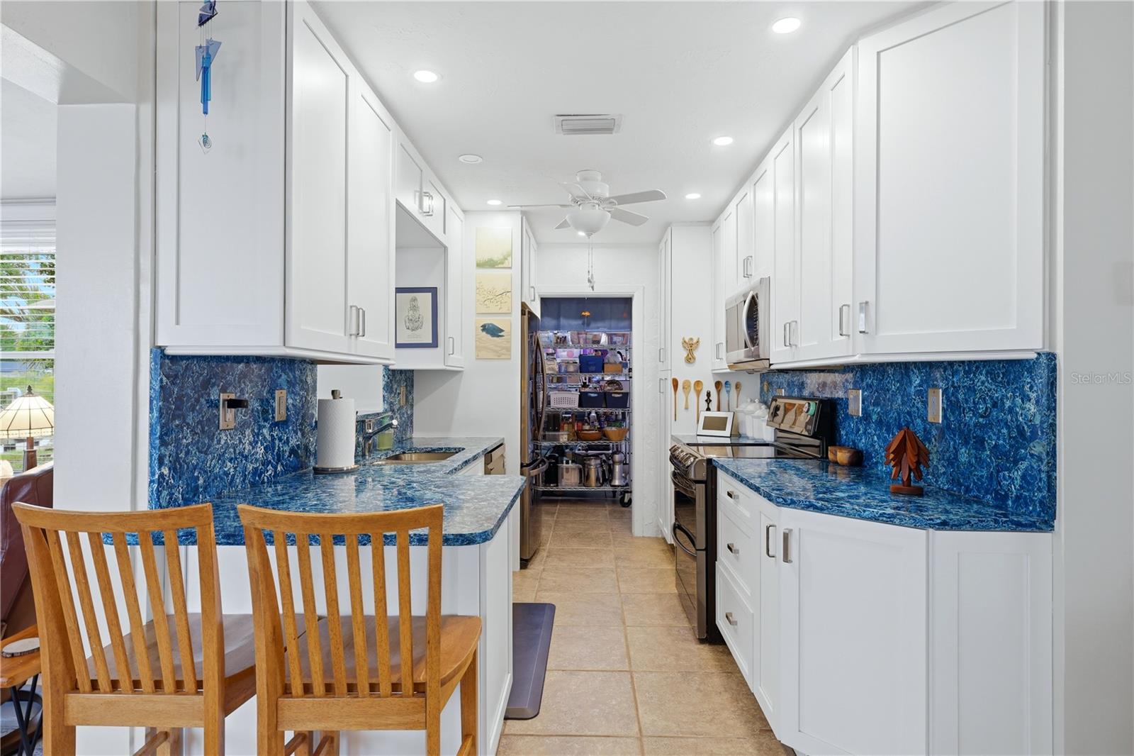 Image 21 of 52 For 704 Portia Street N