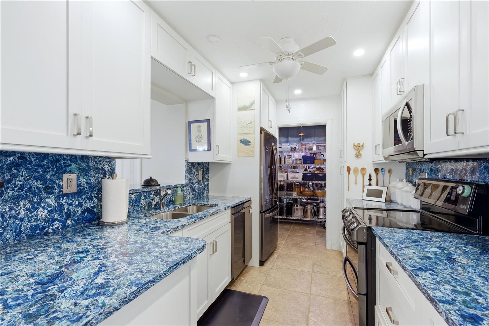 Image 22 of 52 For 704 Portia Street N