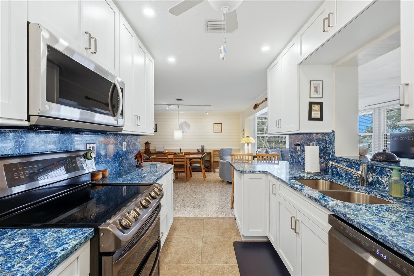 Image 23 of 52 For 704 Portia Street N