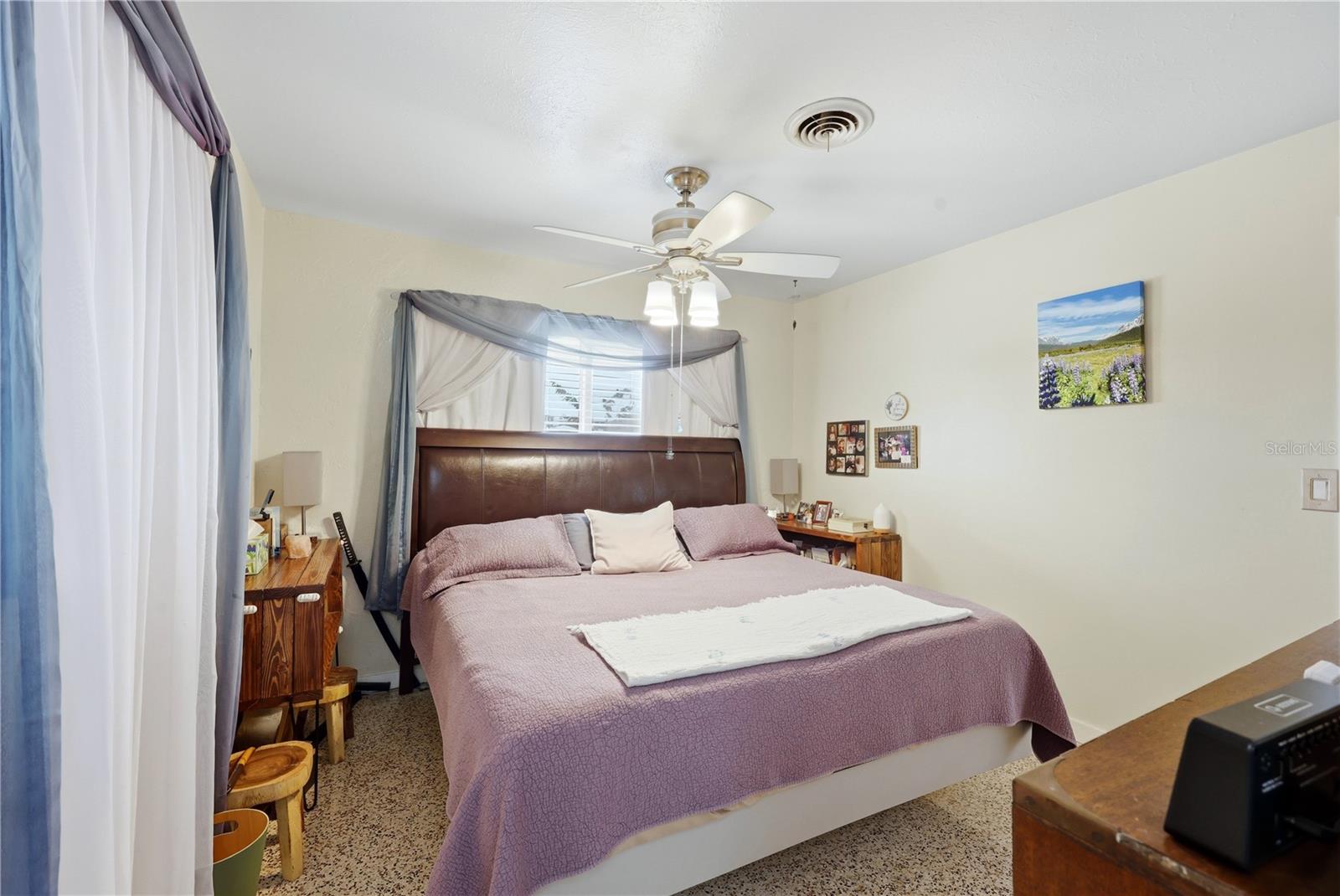 Image 24 of 52 For 704 Portia Street N