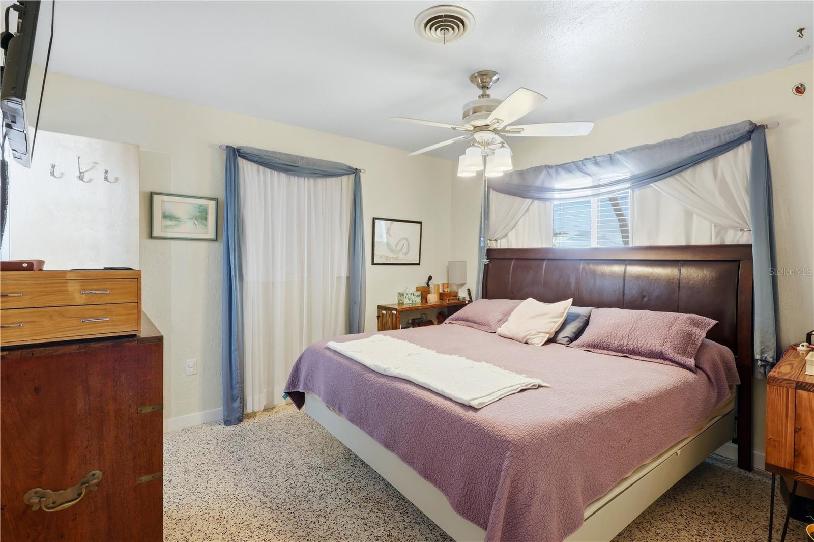 Image 25 of 52 For 704 Portia Street N