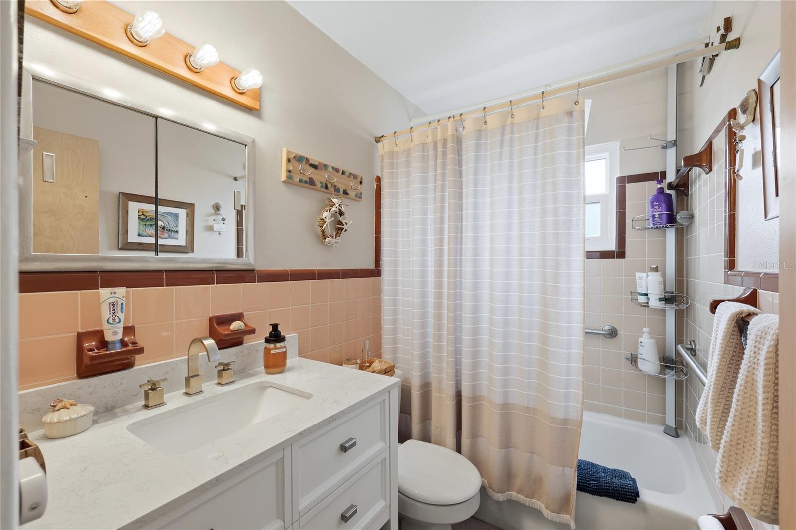 Image 33 of 52 For 704 Portia Street N