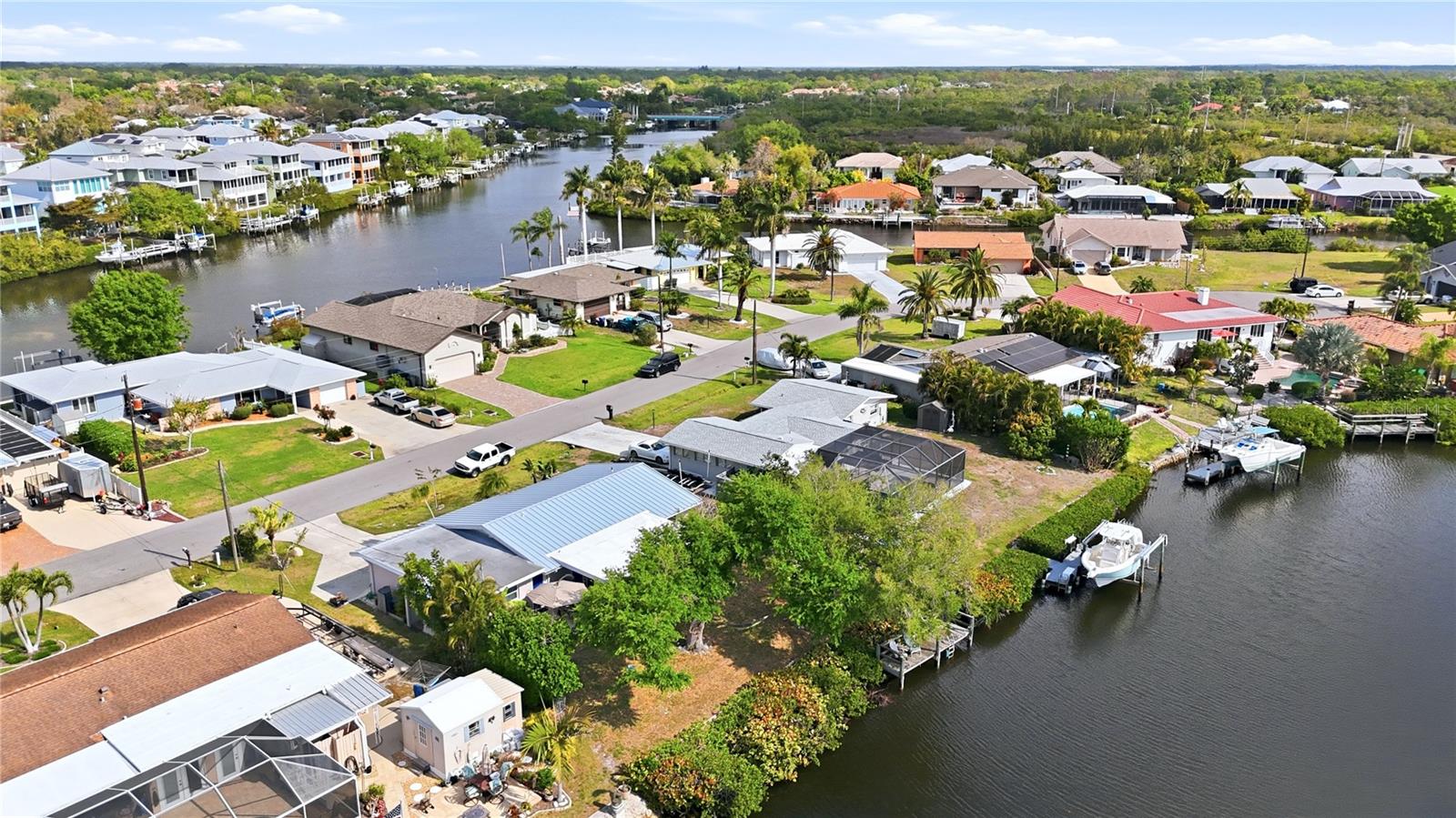 Image 48 of 52 For 704 Portia Street N