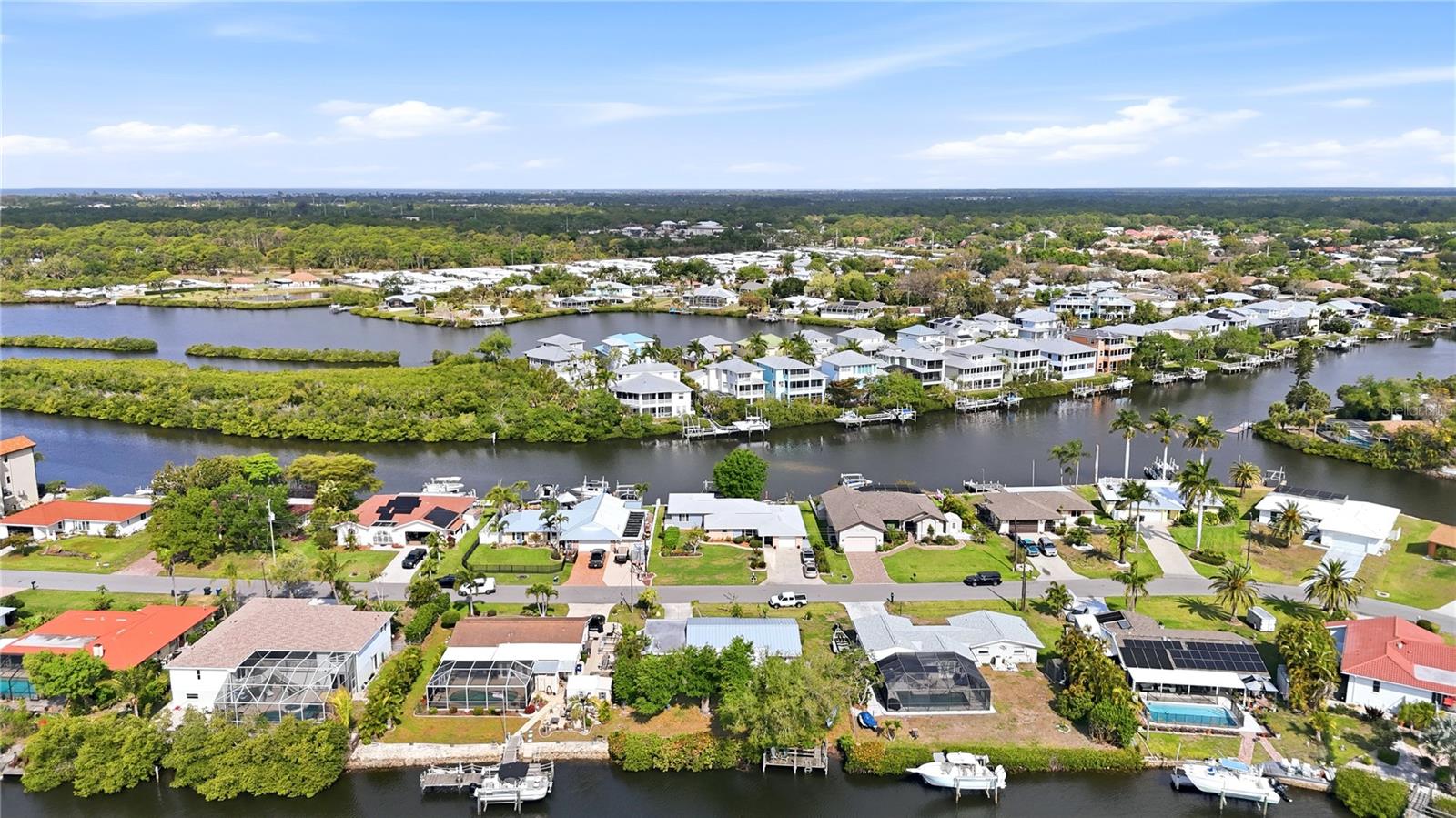 Image 50 of 52 For 704 Portia Street N