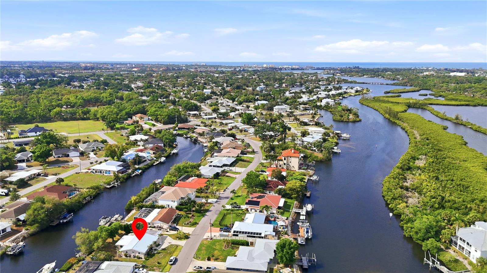 Image 6 of 52 For 704 Portia Street N