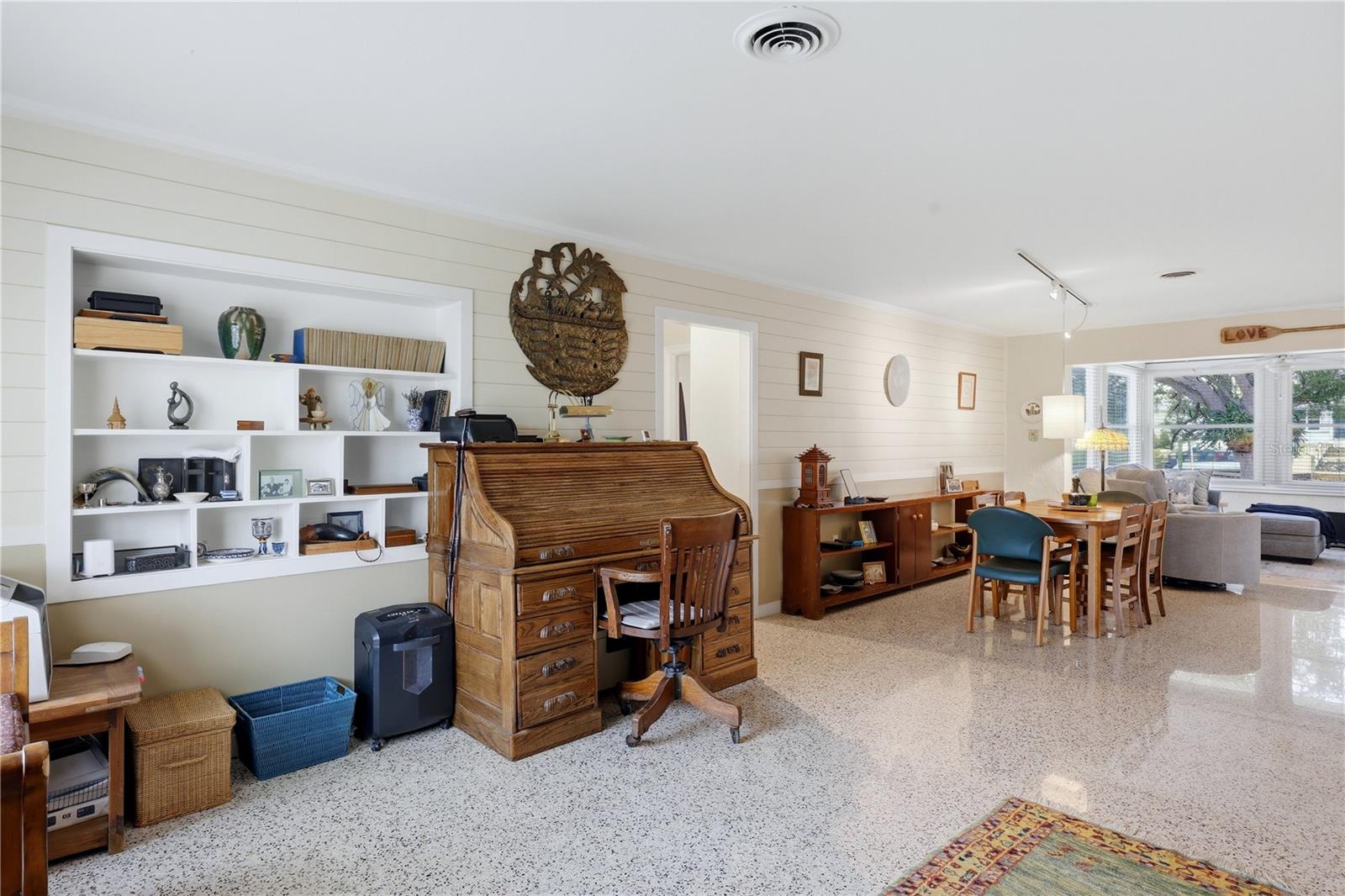 Image 8 of 52 For 704 Portia Street N