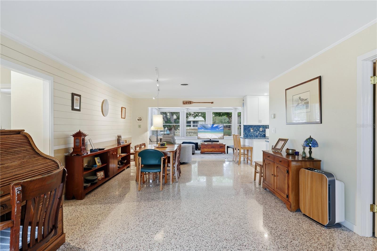 Image 9 of 52 For 704 Portia Street N