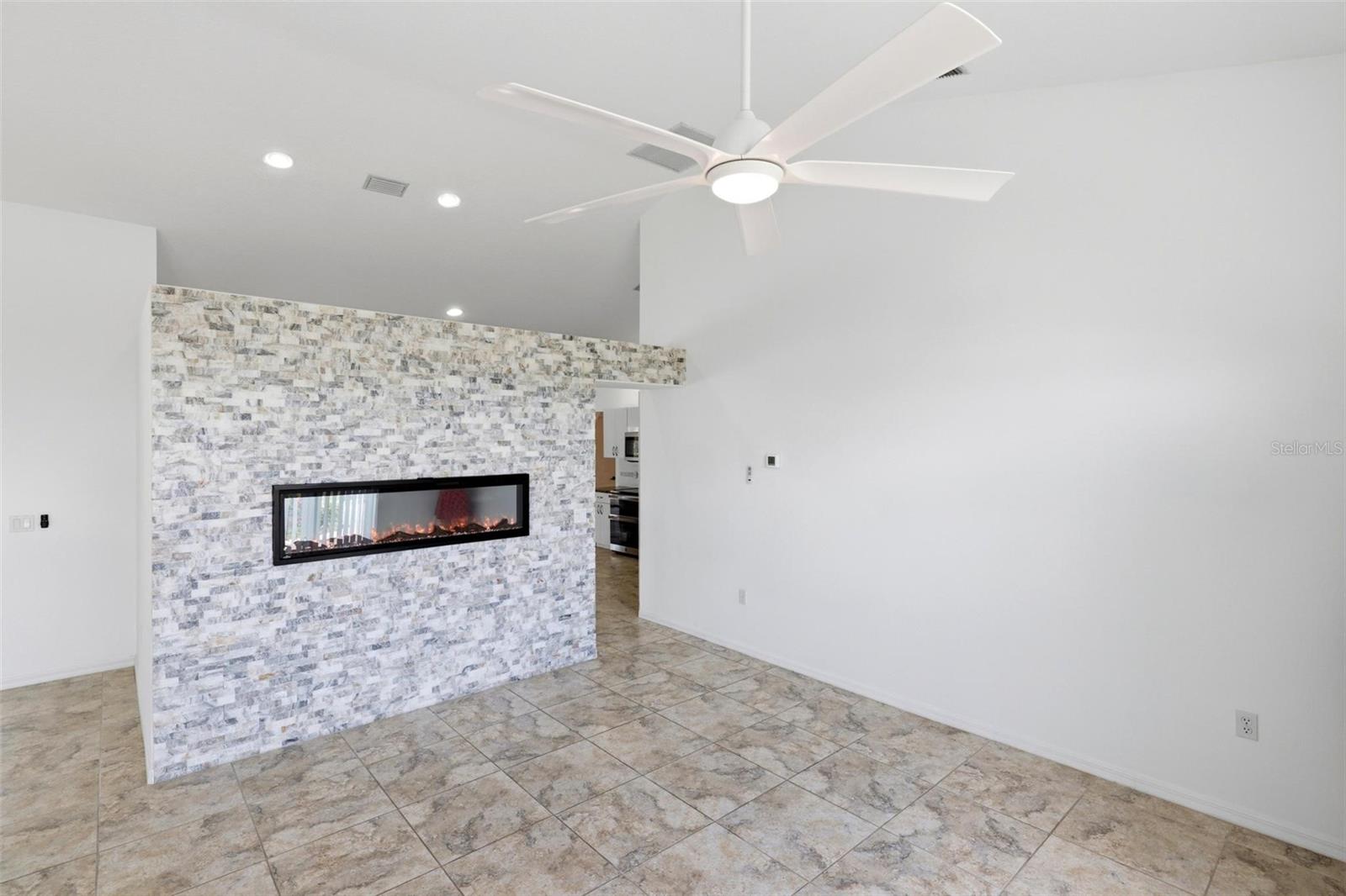 Image 18 of 56 For 605 Rotonda Cir