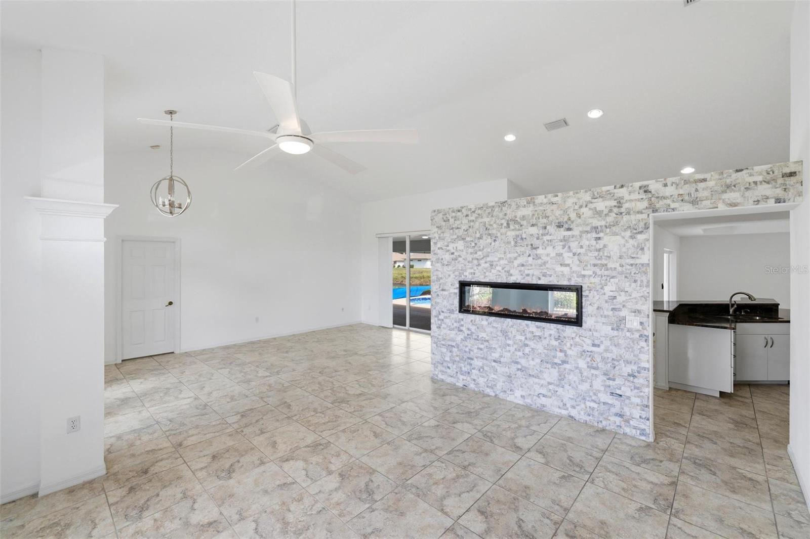 Image 20 of 56 For 605 Rotonda Cir