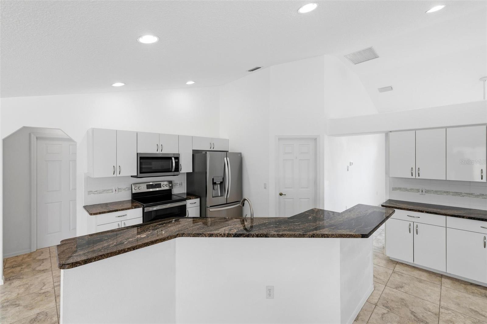 Image 21 of 56 For 605 Rotonda Cir