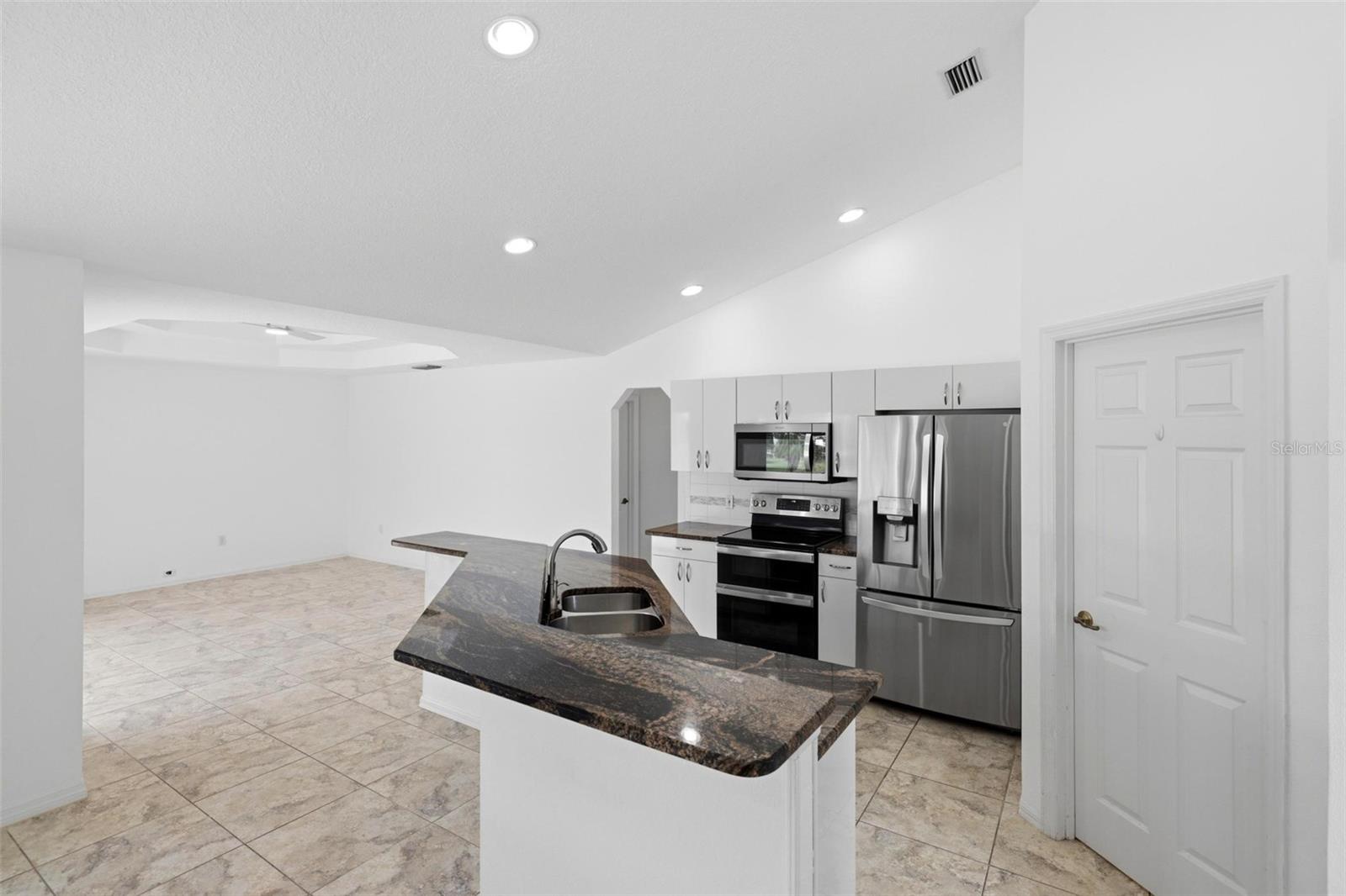 Image 22 of 56 For 605 Rotonda Cir