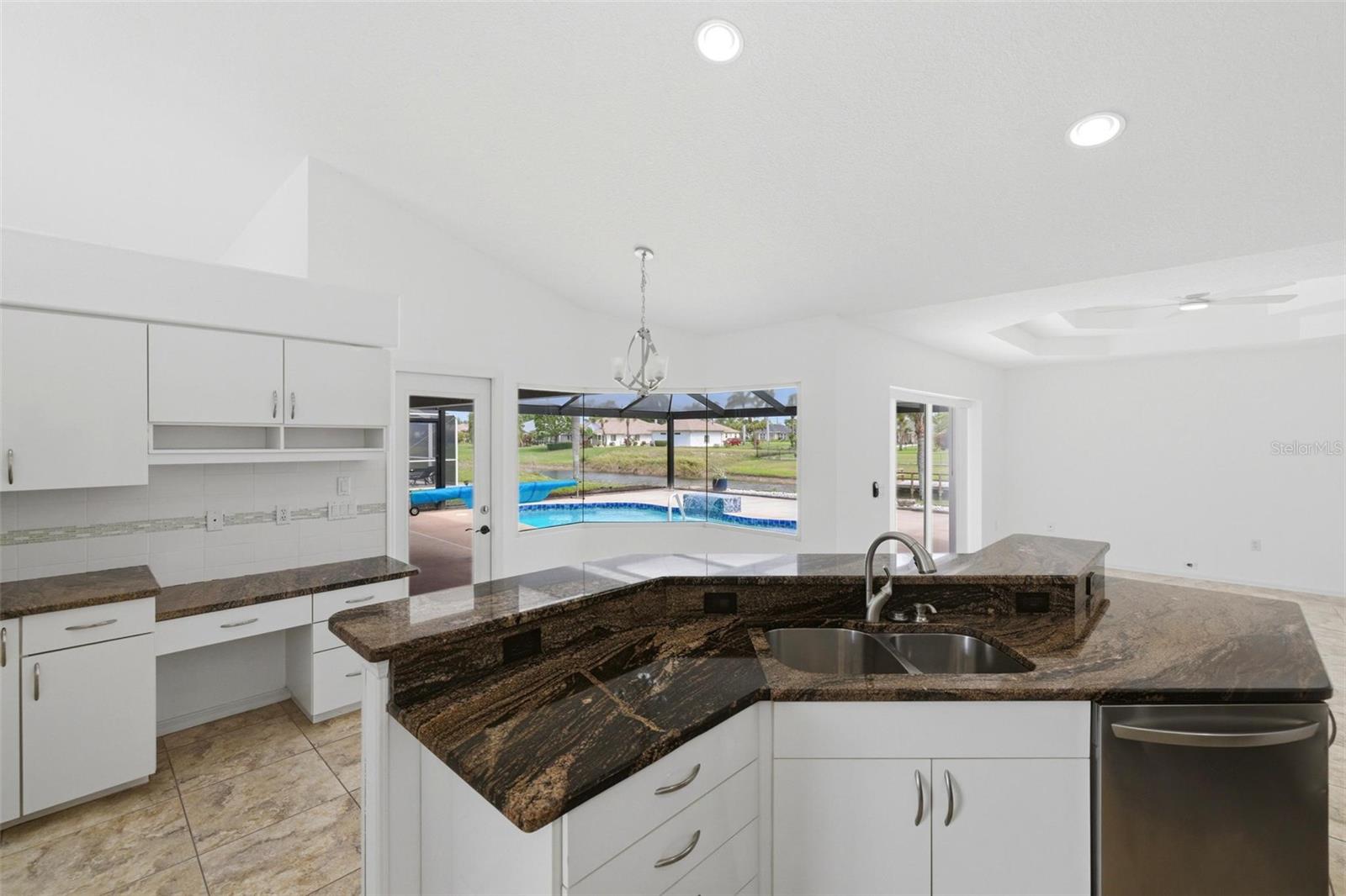 Image 24 of 56 For 605 Rotonda Cir