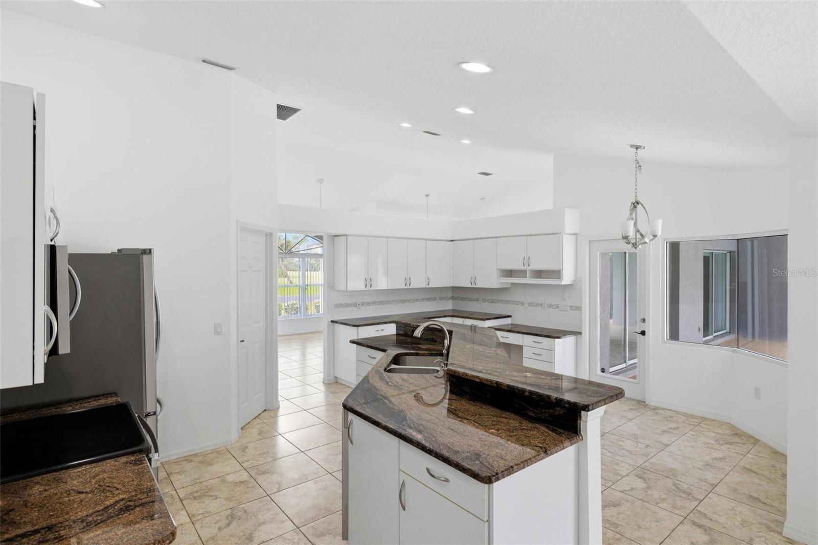 Image 26 of 56 For 605 Rotonda Cir