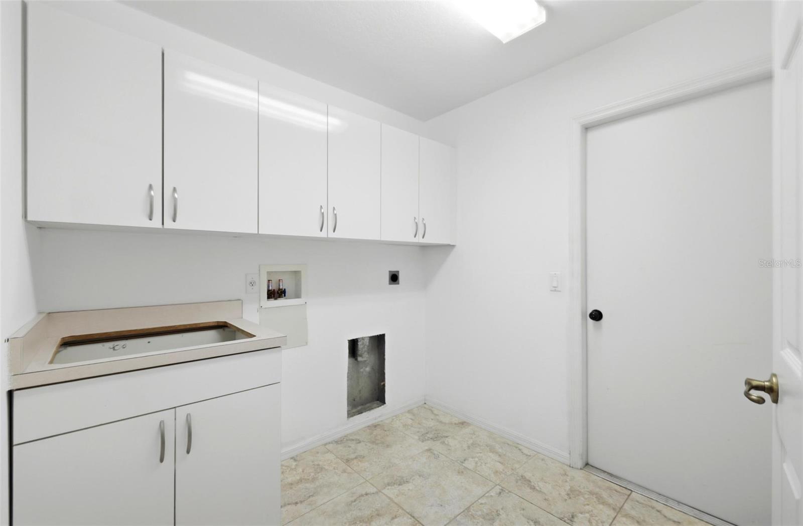 Image 47 of 56 For 605 Rotonda Cir