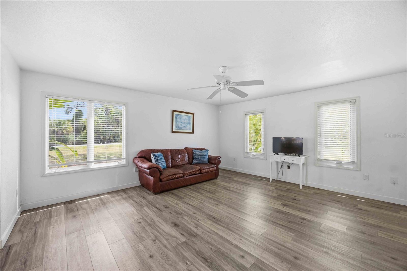 Image 17 of 52 For 17402 Billiar Avenue