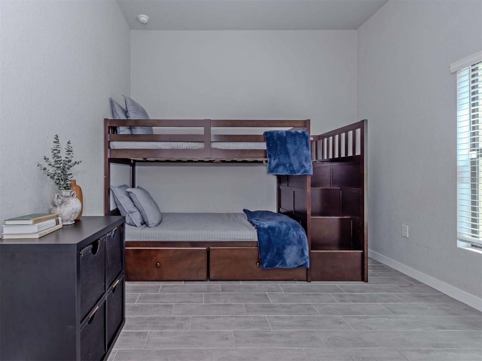 Image 16 of 31 For 1046 Rhinelander Street