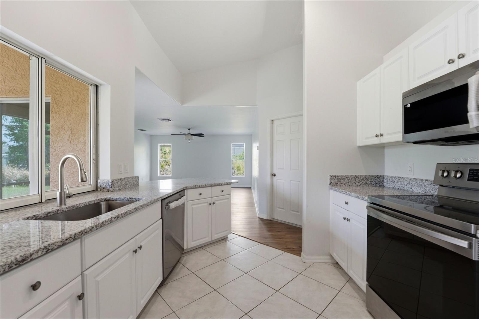 Listing photo id 8 for 2637 Courtland Avenue