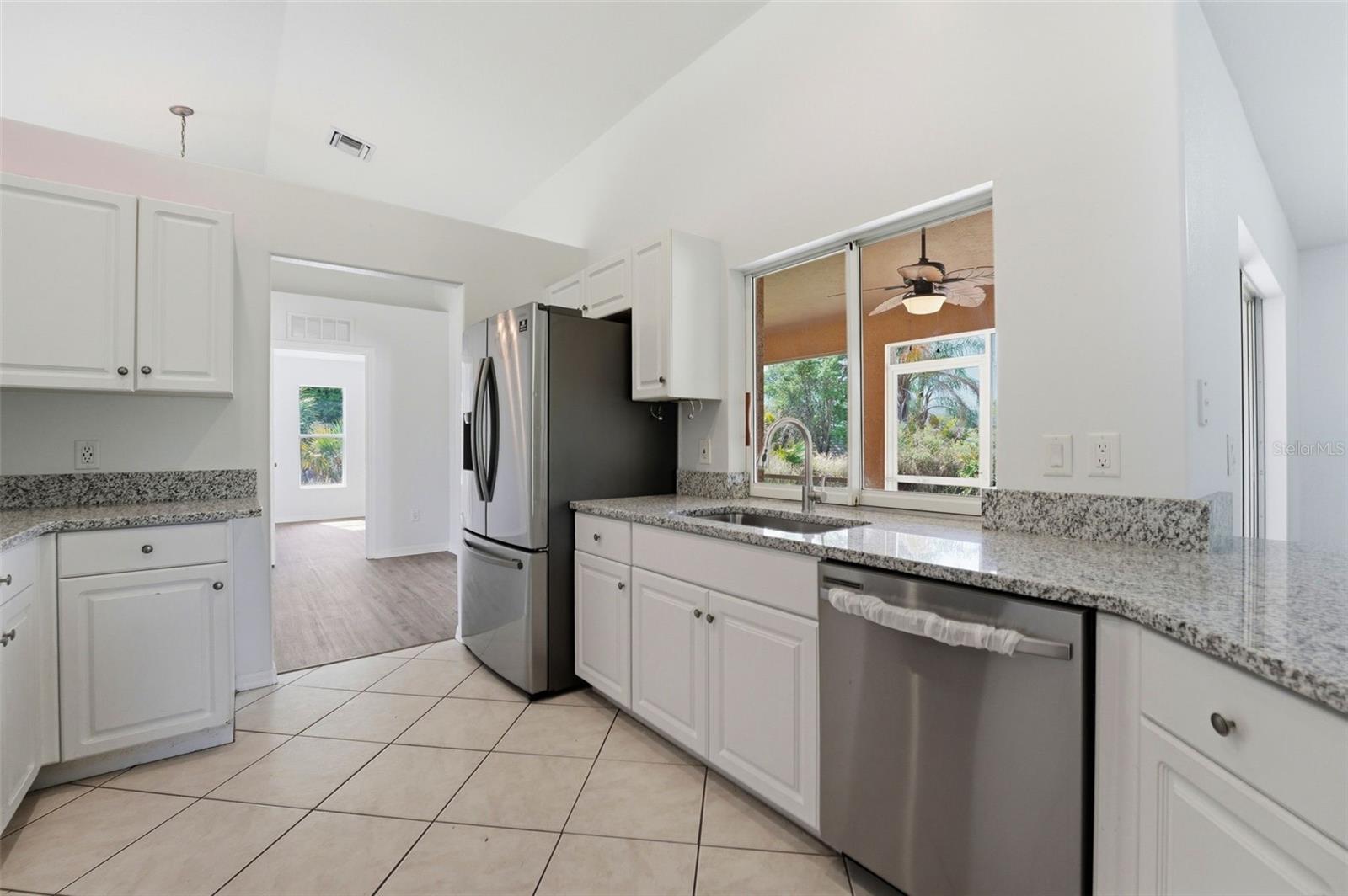 Listing photo id 9 for 2637 Courtland Avenue