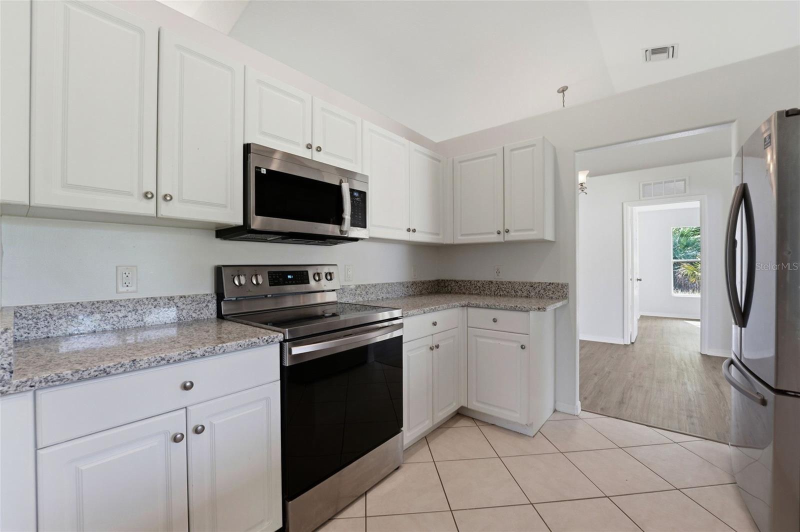 Listing photo id 10 for 2637 Courtland Avenue