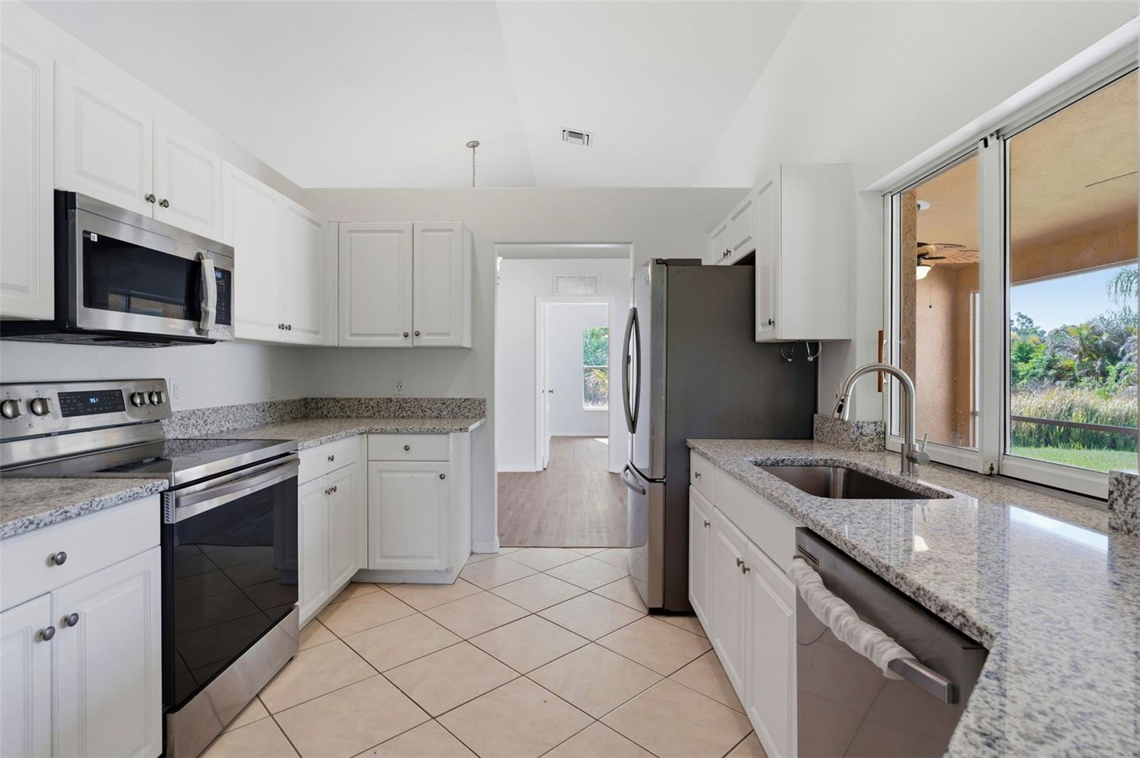 Listing photo id 11 for 2637 Courtland Avenue