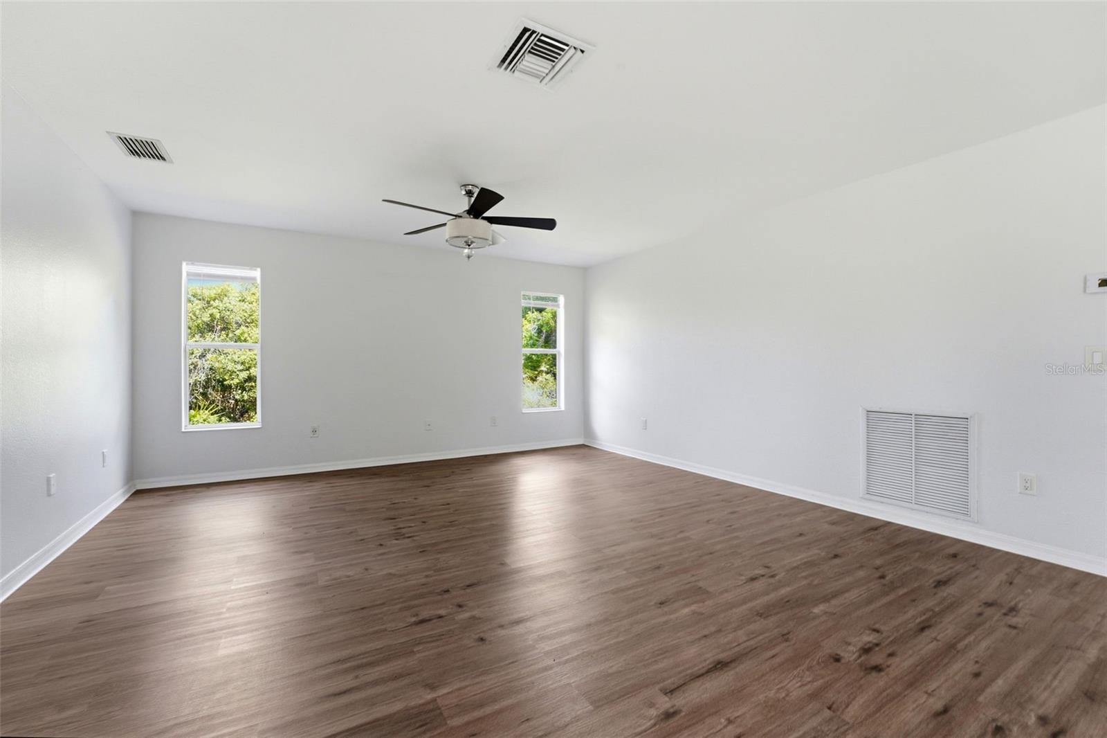 Listing photo id 14 for 2637 Courtland Avenue