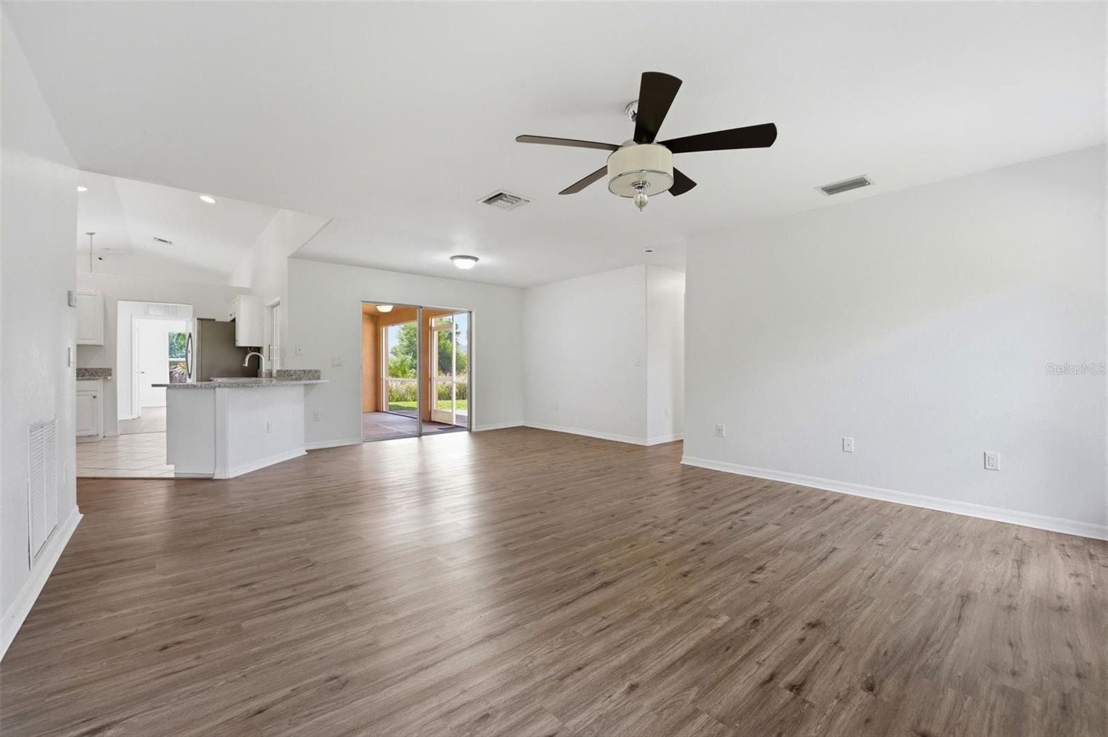 Listing photo id 15 for 2637 Courtland Avenue