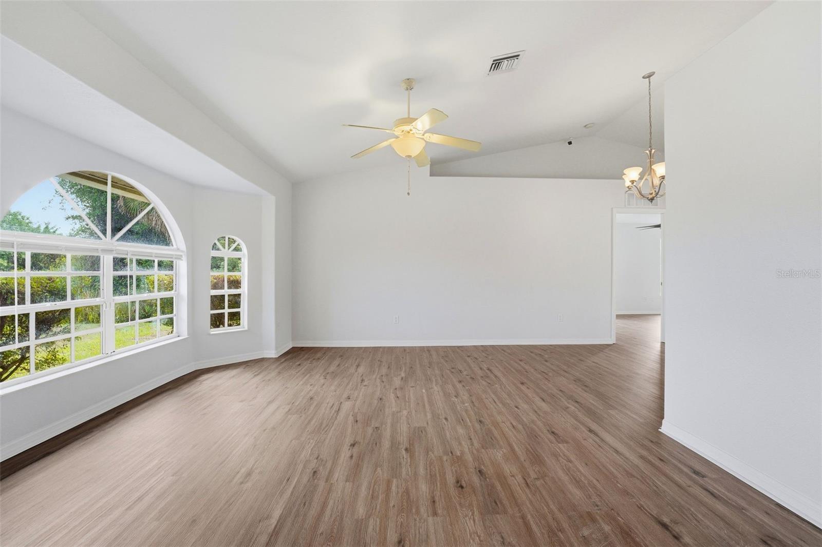 Listing photo id 4 for 2637 Courtland Avenue