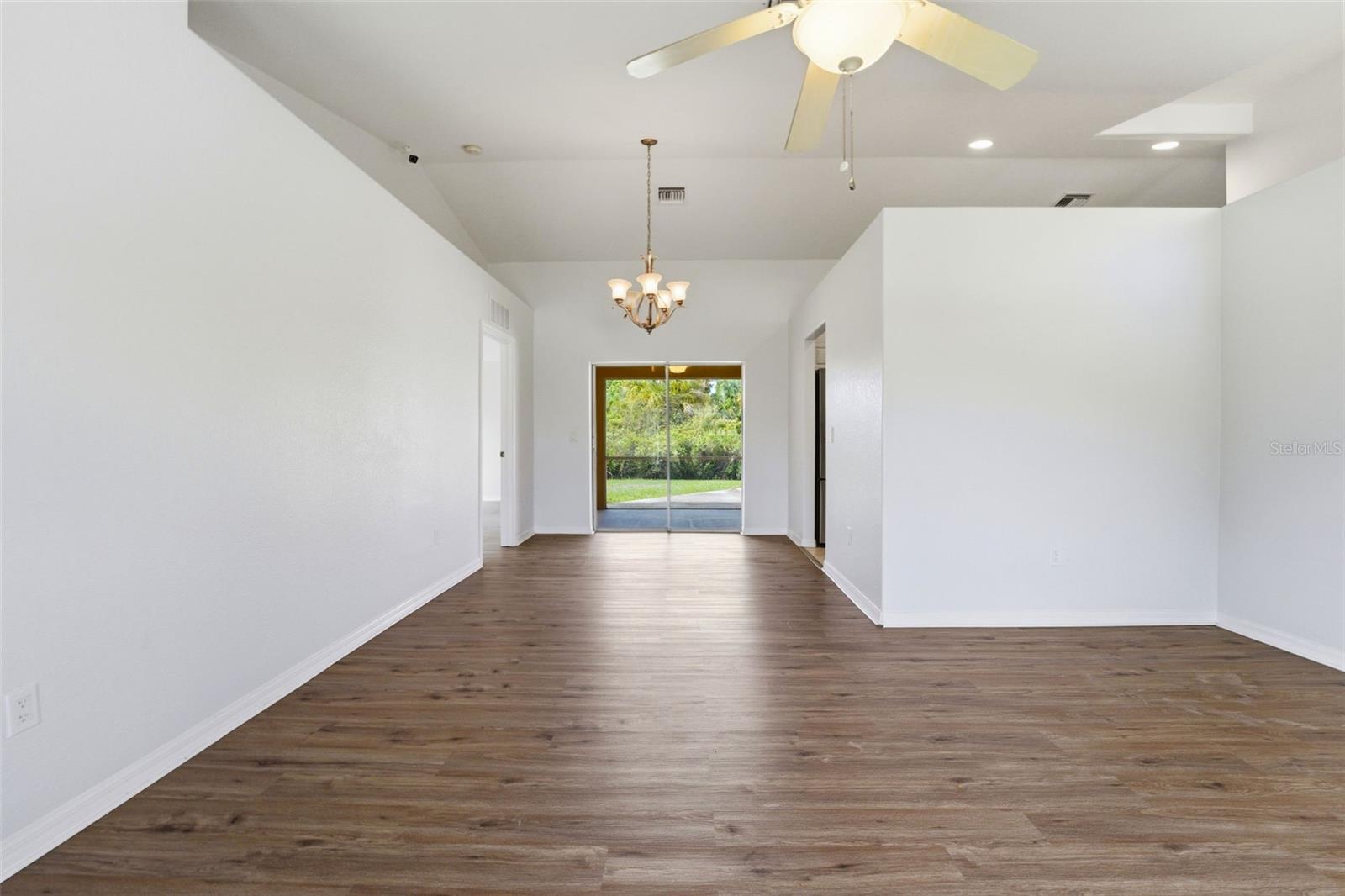 Listing photo id 5 for 2637 Courtland Avenue