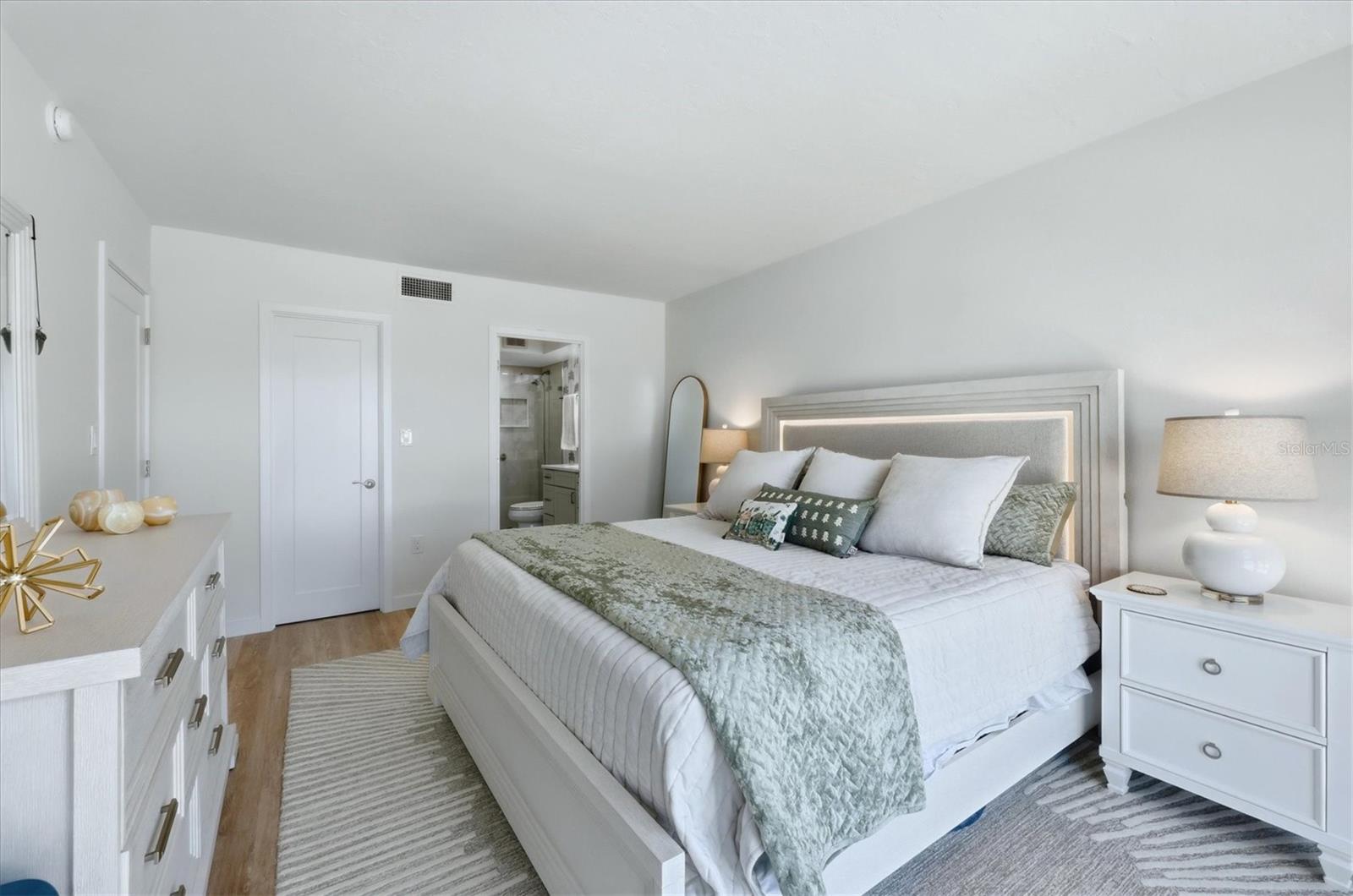 Image 19 of 57 For 555 The Esplanade N 205