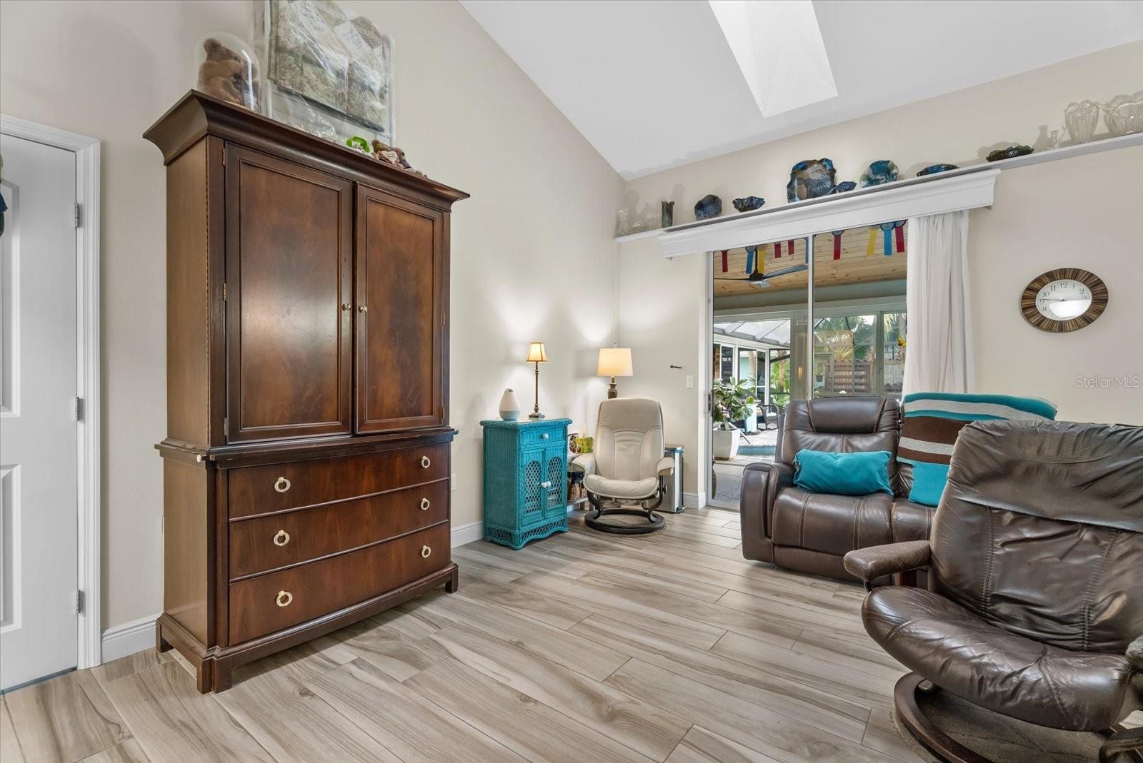 Image 18 of 41 For 550 Silk Oak Drive