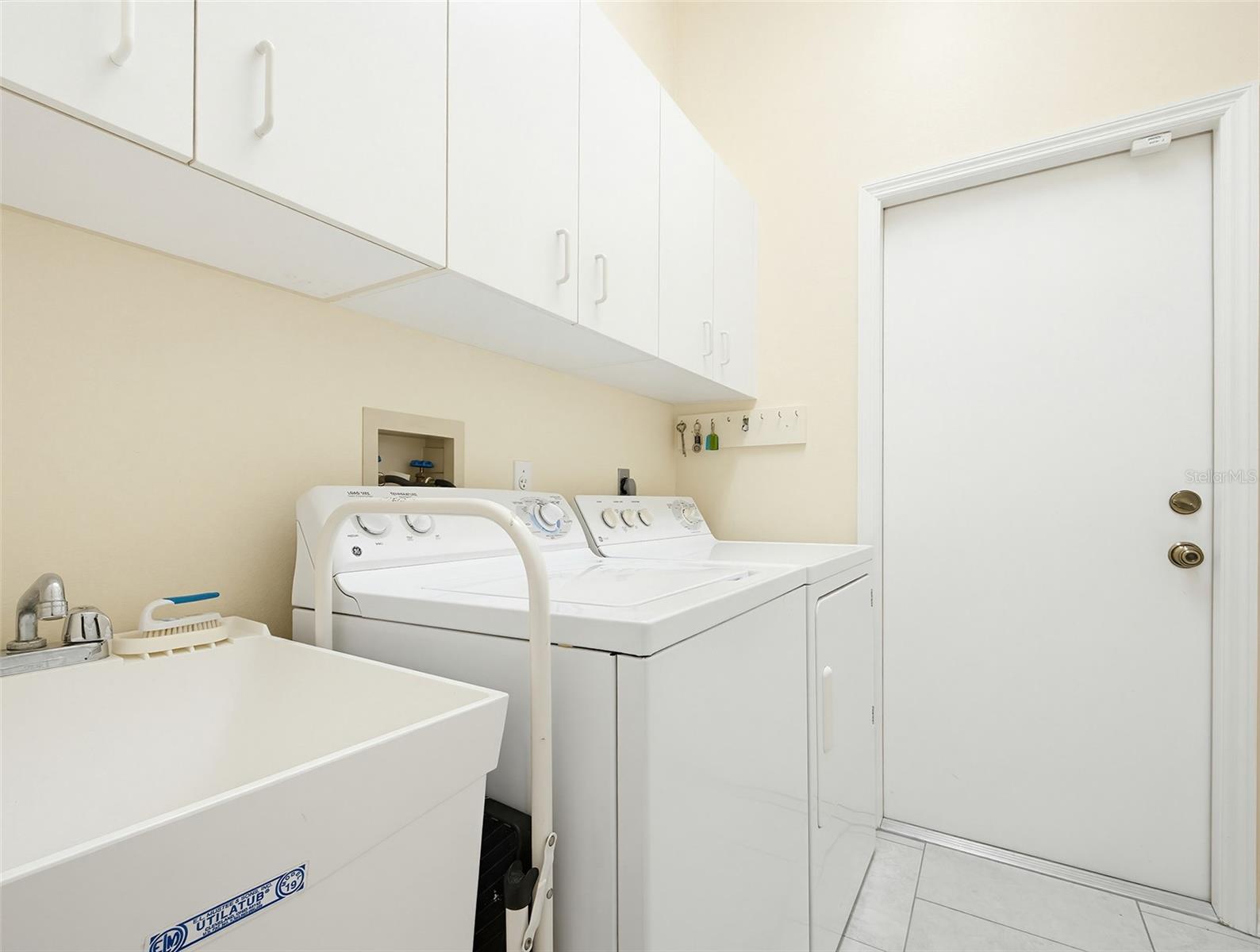 Image 18 of 28 For 865 Tartan Drive 2