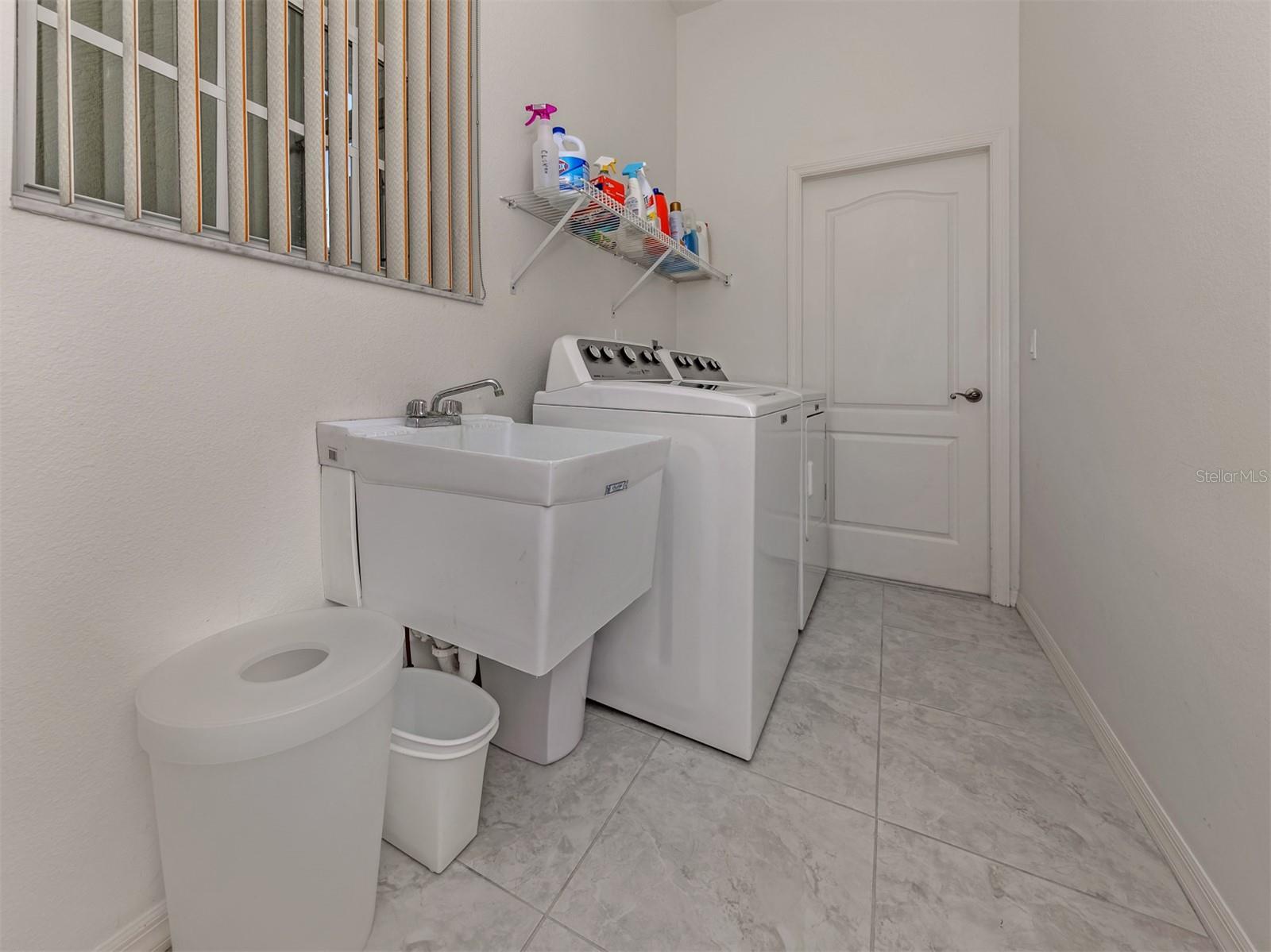 Image 23 of 50 For 737 Pond Lily Way