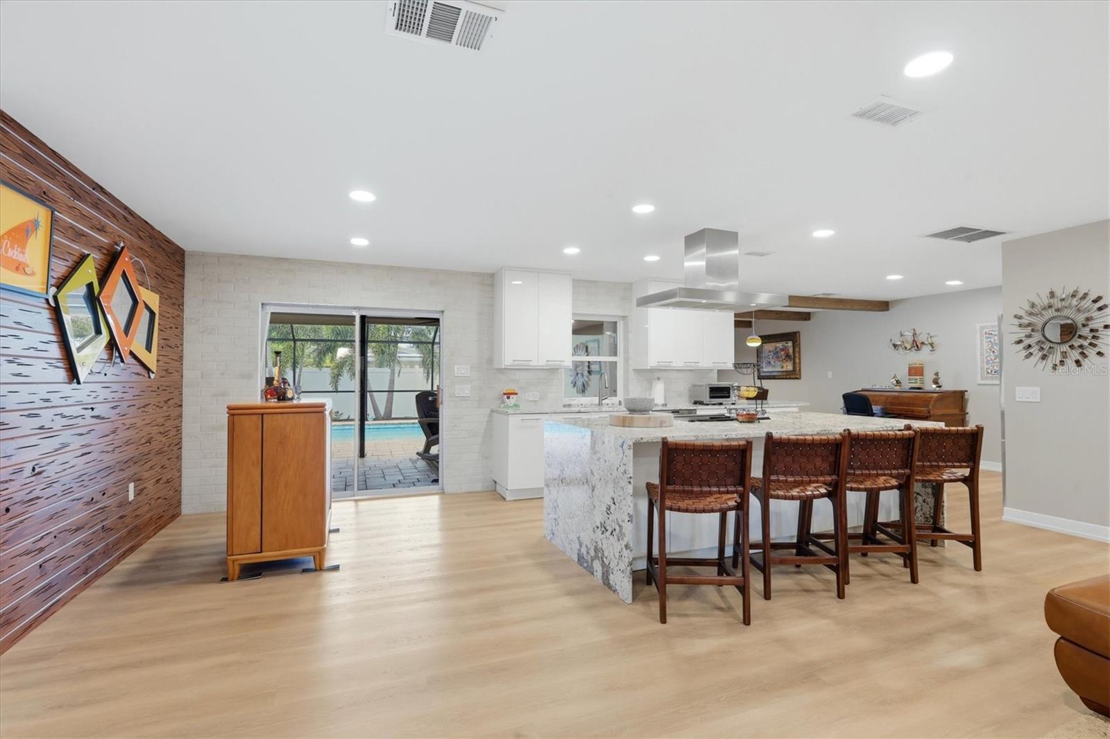 Listing photo id 10 for 440 Gate Drive