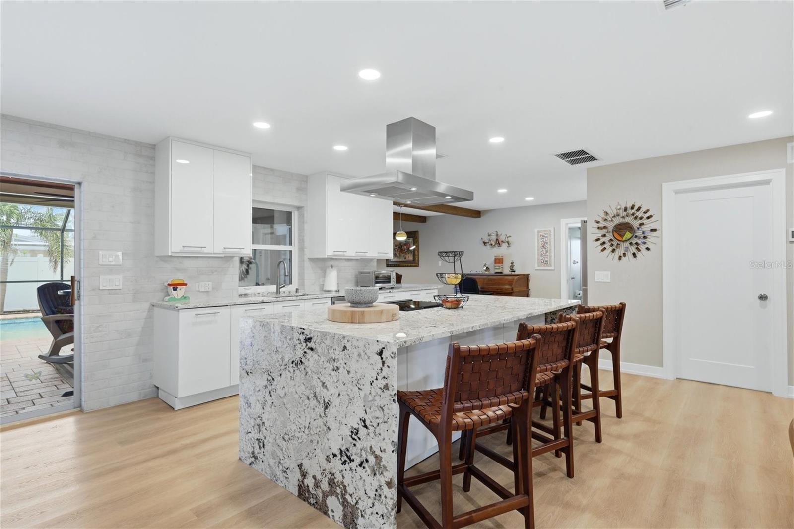 Listing photo id 11 for 440 Gate Drive