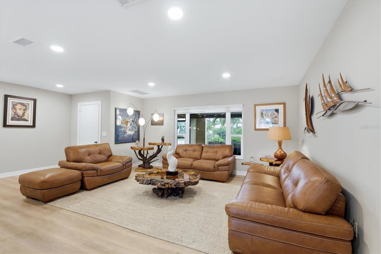 Listing photo id 14 for 440 Gate Drive